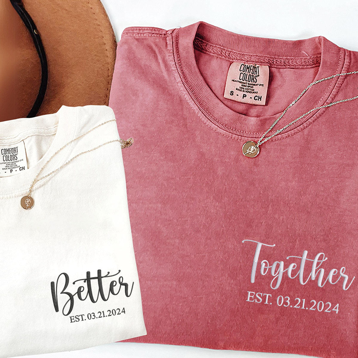 Individuell bestickte „Better Together“-T-Shirts für Paare