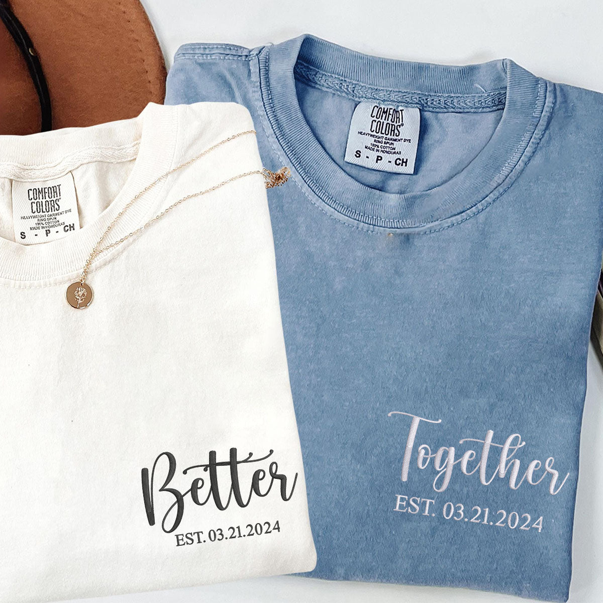 Individuell bestickte „Better Together“-T-Shirts für Paare