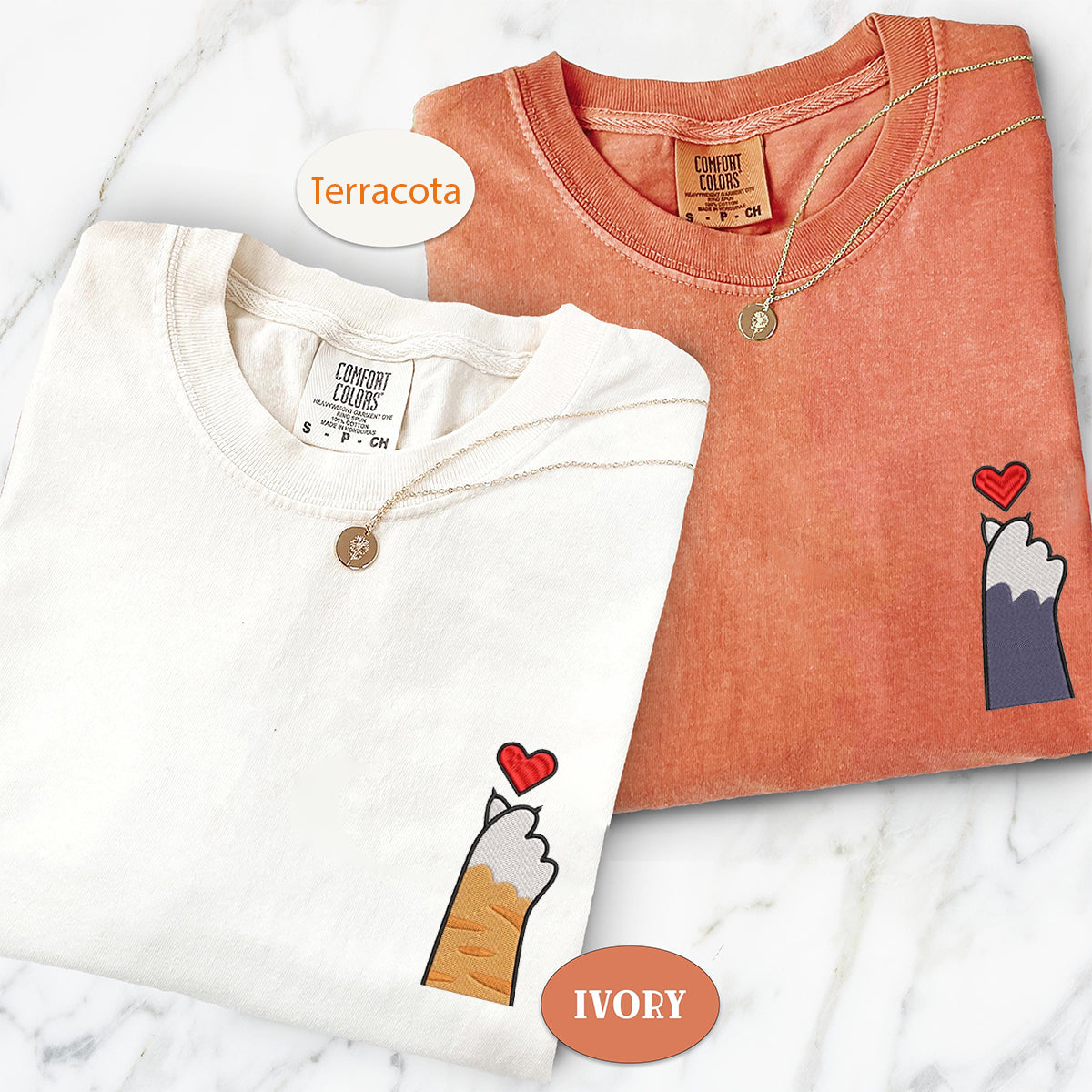 T-shirts assortis personnalisés avec motif patte de chat et cœur brodés pour couples
