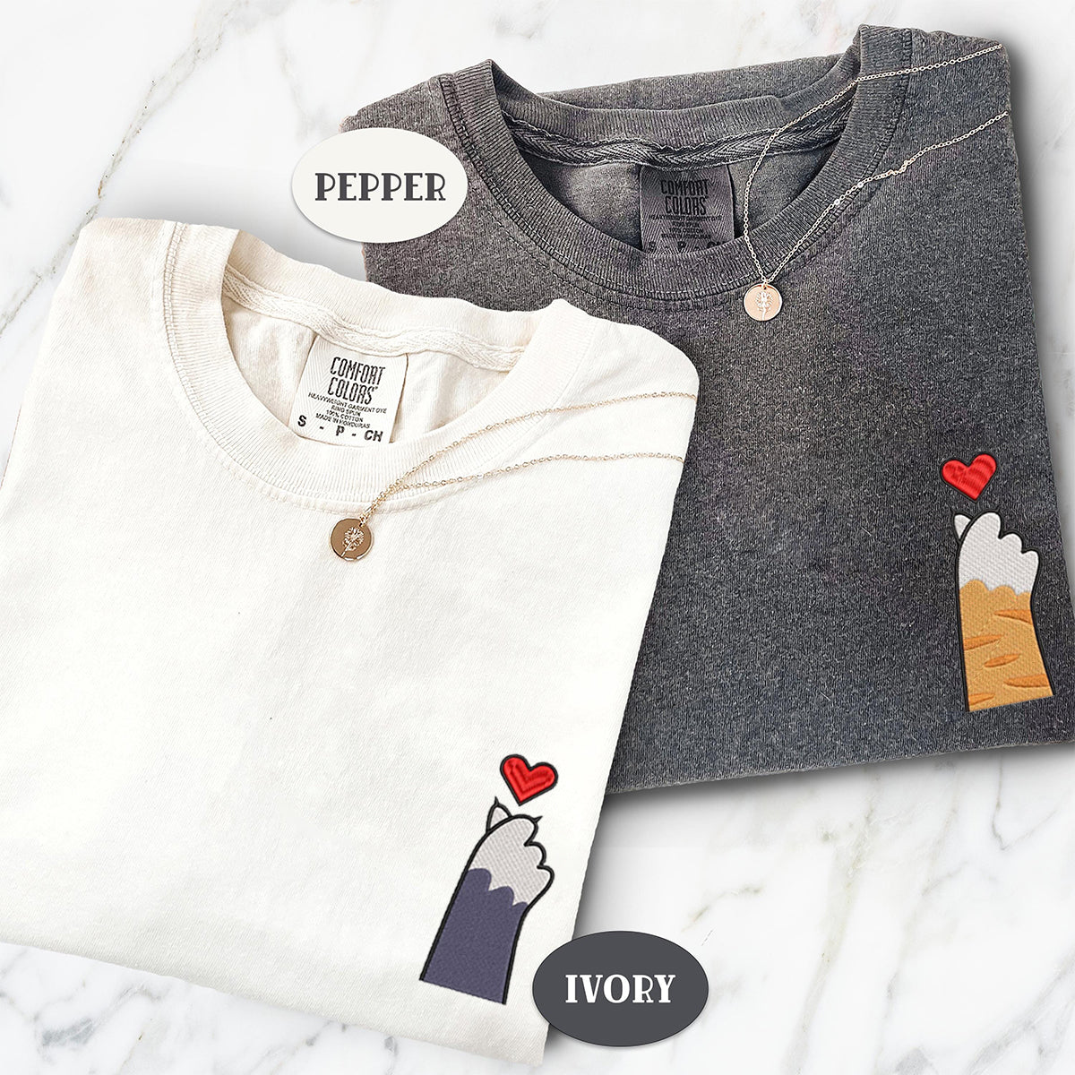 T-shirts assortis personnalisés avec motif patte de chat et cœur brodés pour couples