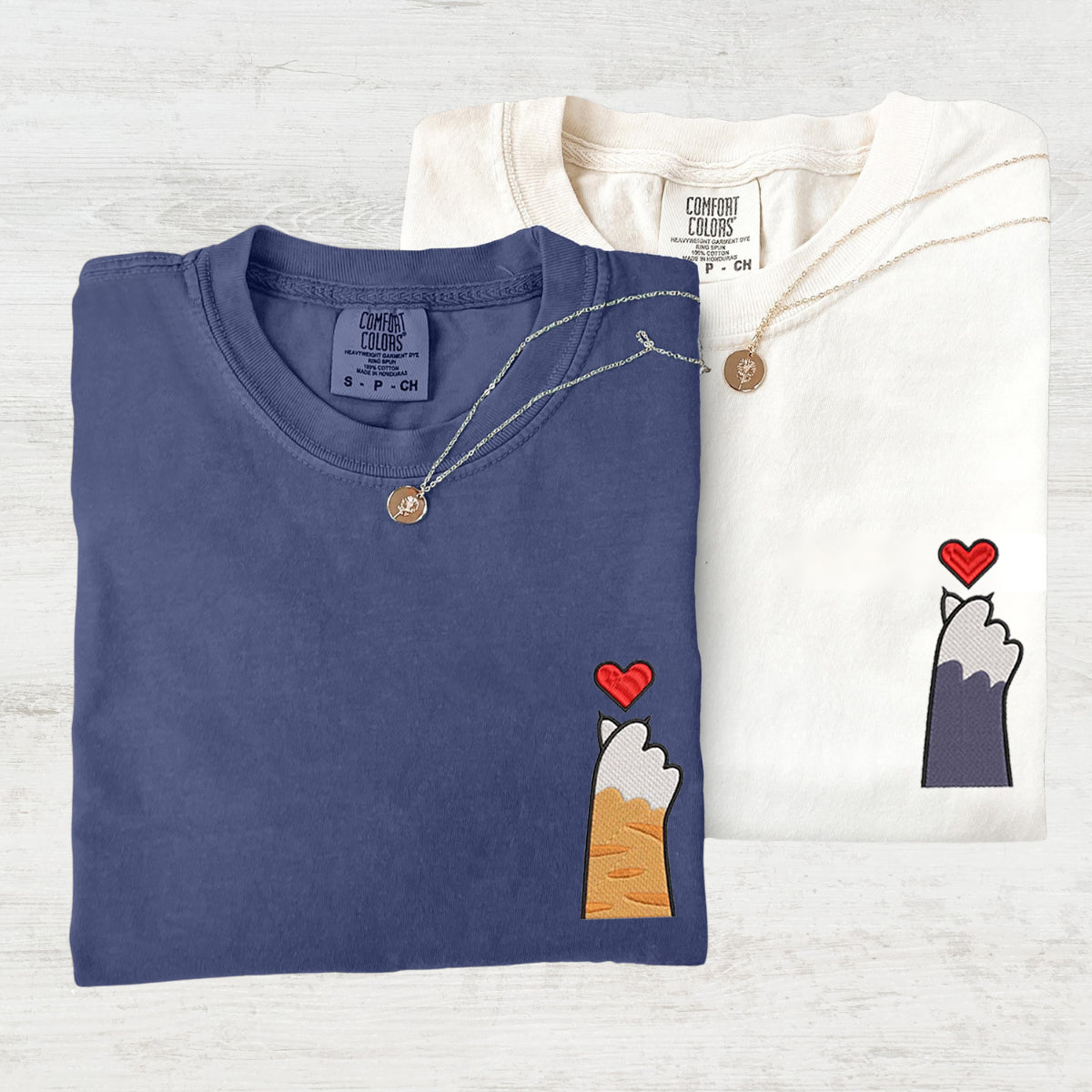 T-shirts assortis personnalisés avec motif patte de chat et cœur brodés pour couples