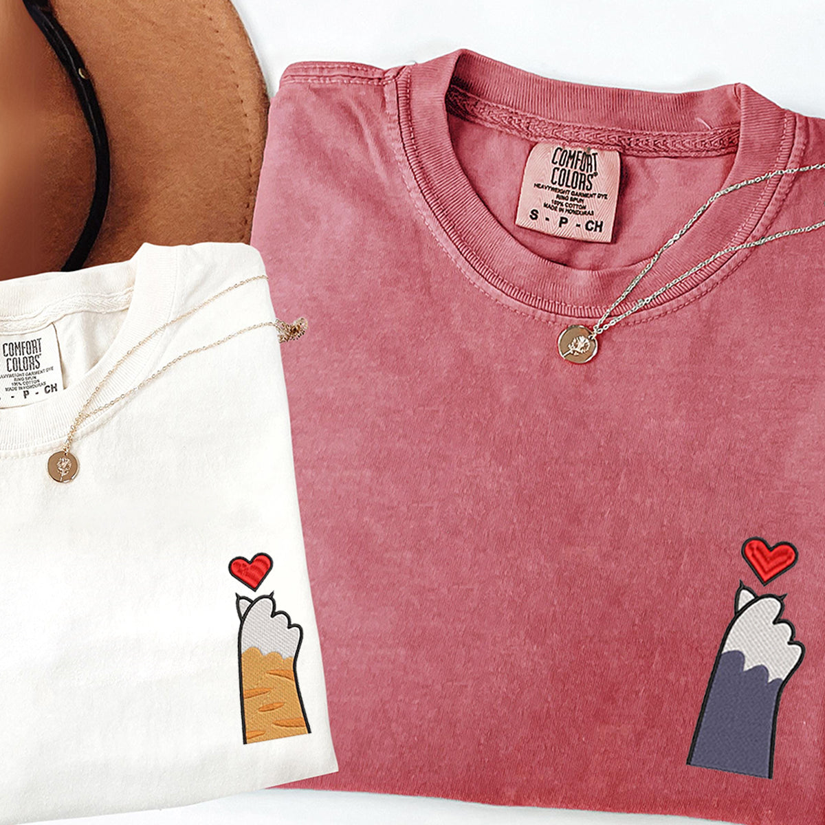 T-shirts assortis personnalisés avec motif patte de chat et cœur brodés pour couples