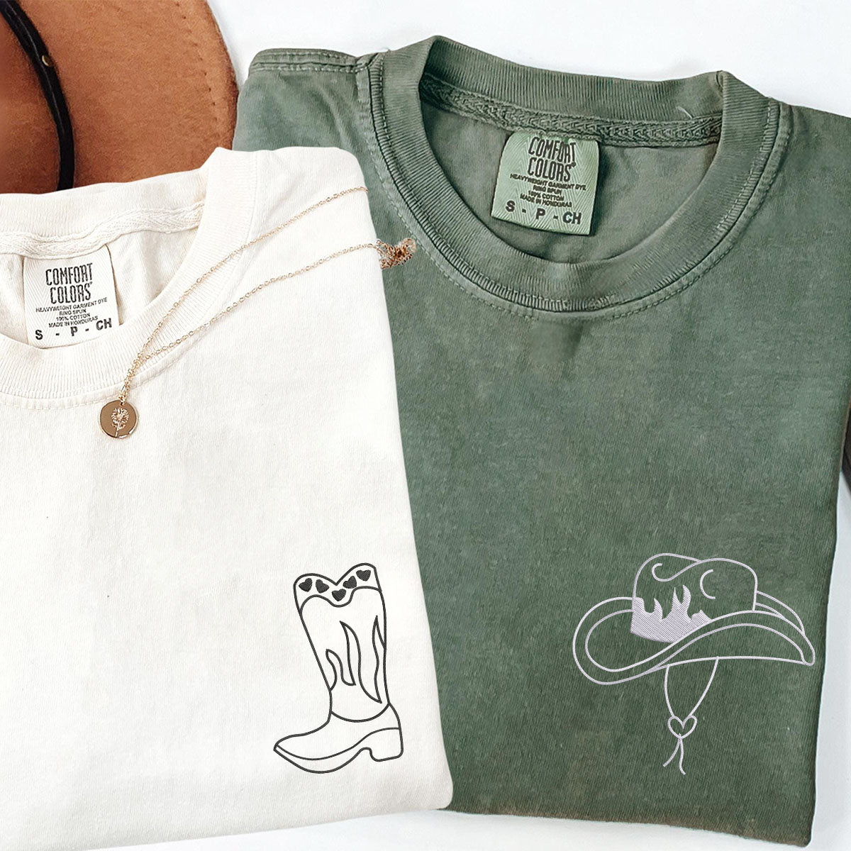 T-shirts assortis avec bottes et chapeau de cowboy brodés sur mesure pour couples