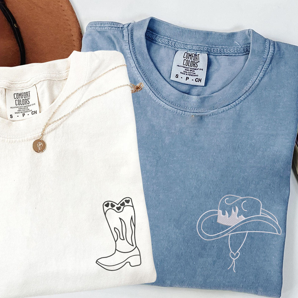 T-shirts assortis avec bottes et chapeau de cowboy brodés sur mesure pour couples
