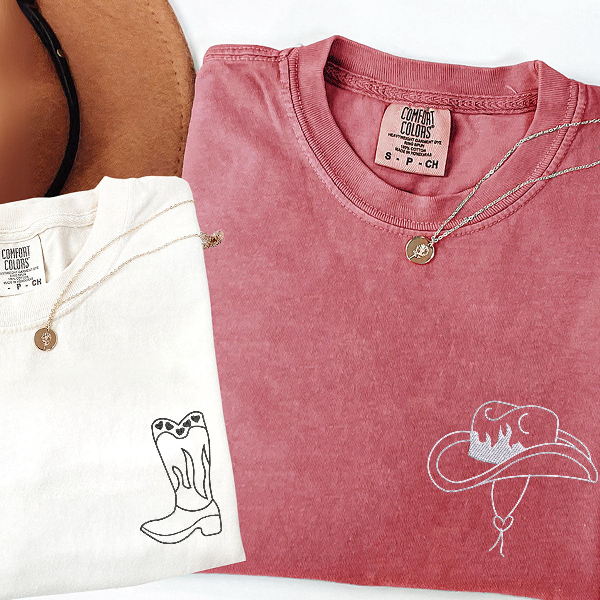 T-shirts assortis avec bottes et chapeau de cowboy brodés sur mesure pour couples