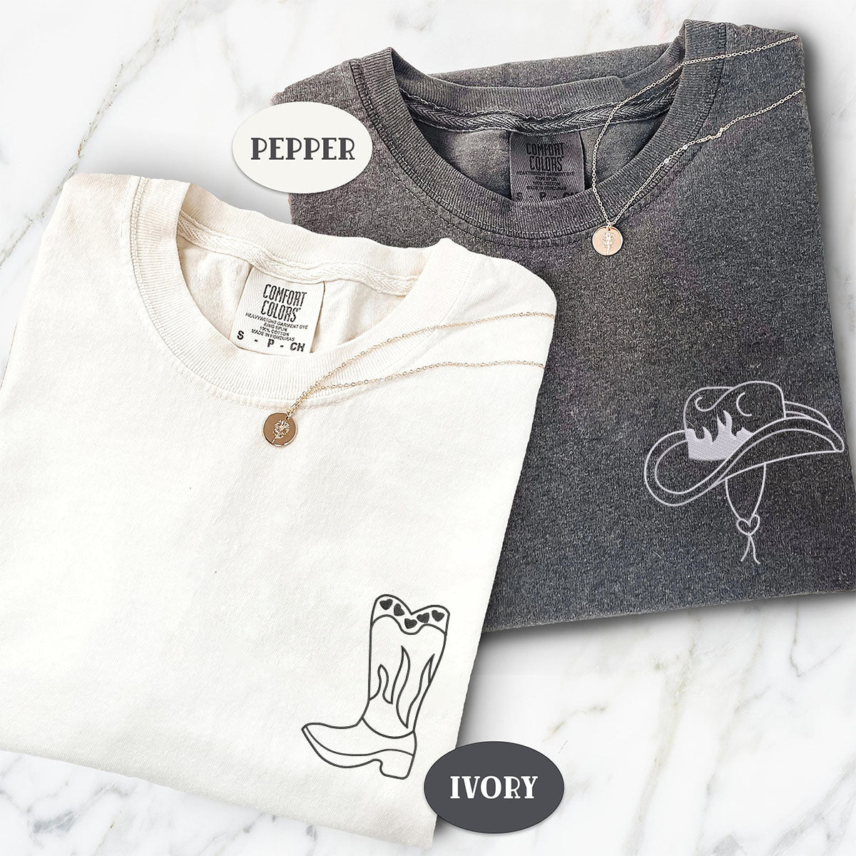 T-shirts assortis avec bottes et chapeau de cowboy brodés sur mesure pour couples