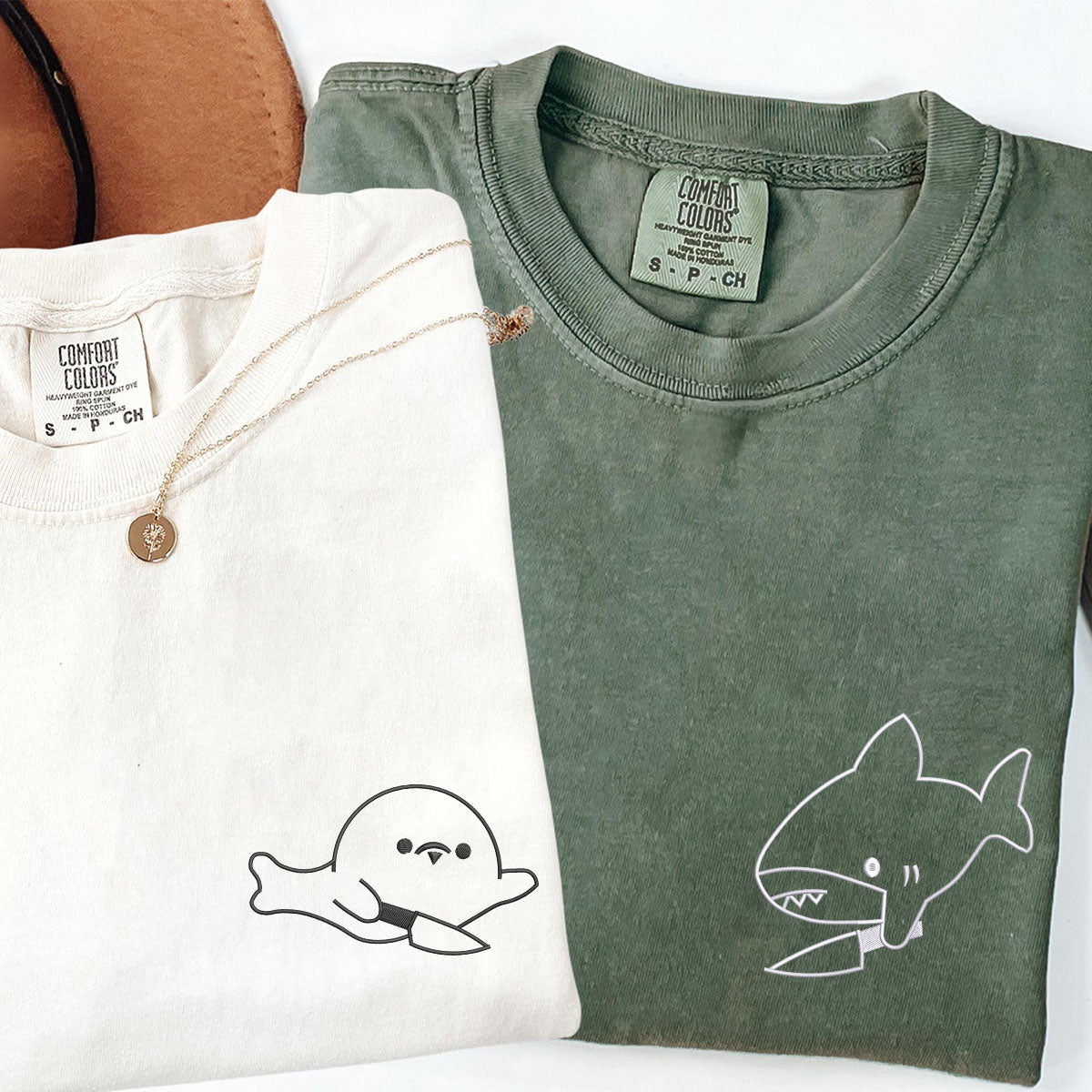 T-shirts personnalisés brodés avec un joli requin et un phoque assortis pour les couples