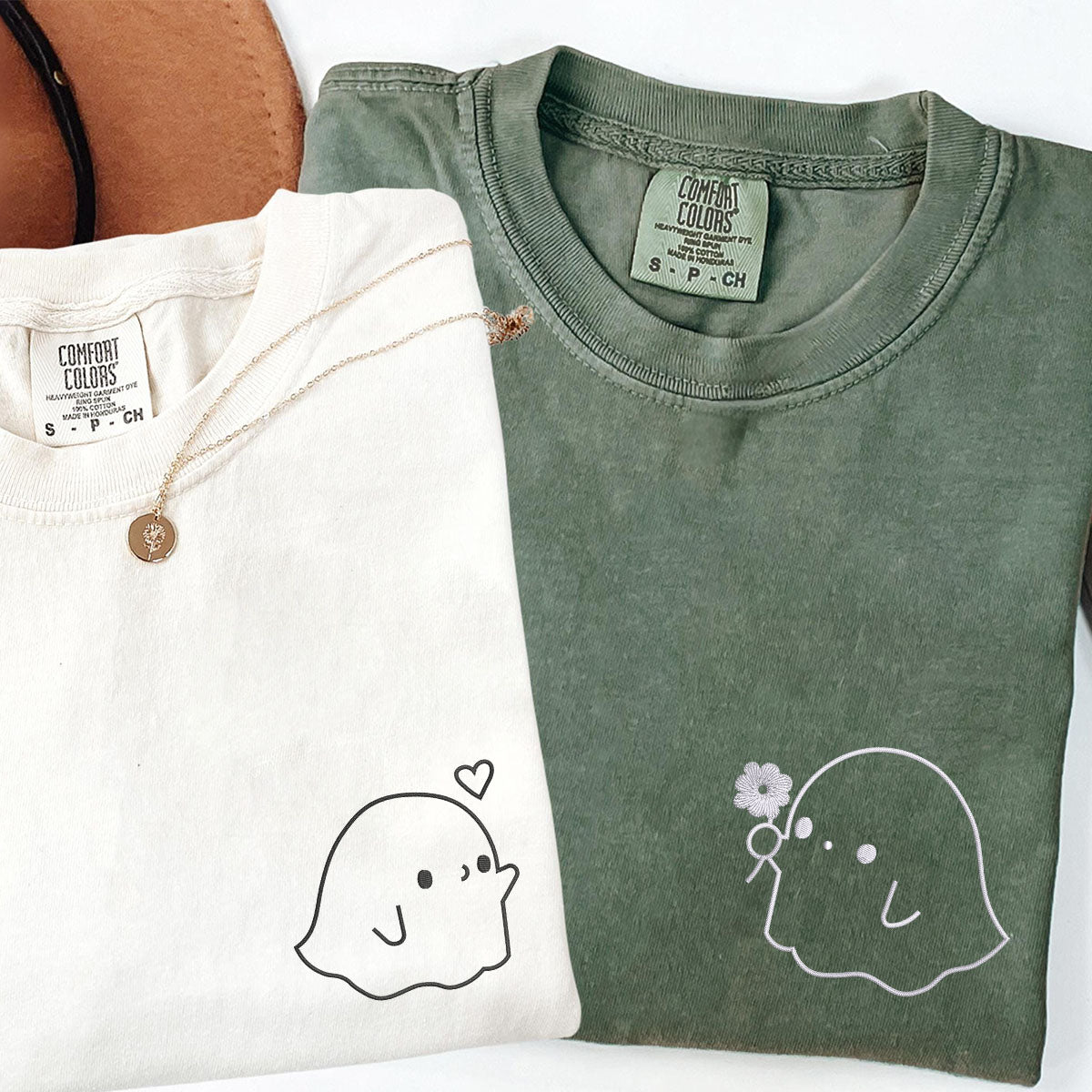 T-shirts assortis personnalisés brodés avec un joli fantôme pour couples