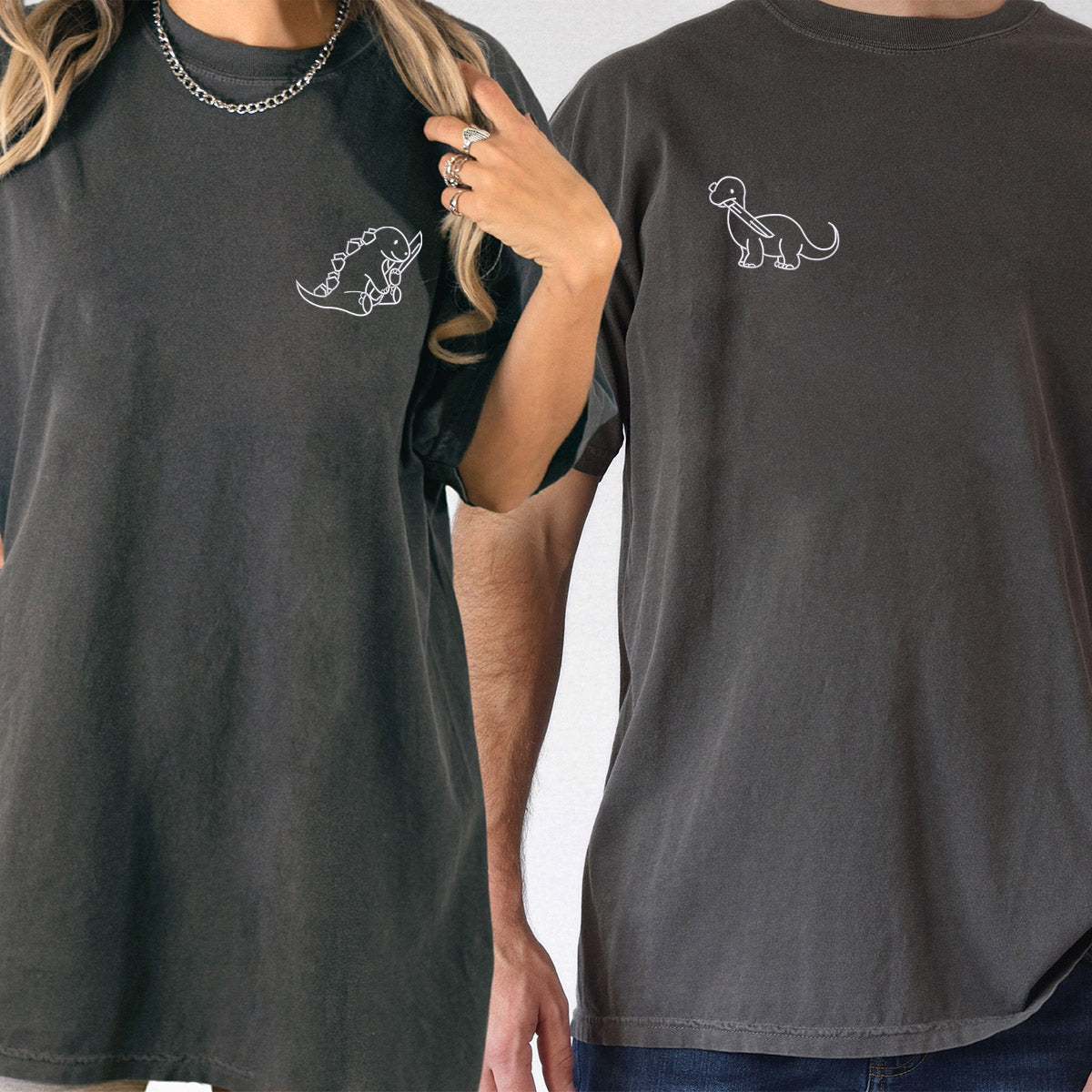 Individuell bestickte Dinosaurier mit Messer Passende T-Shirts für Paare