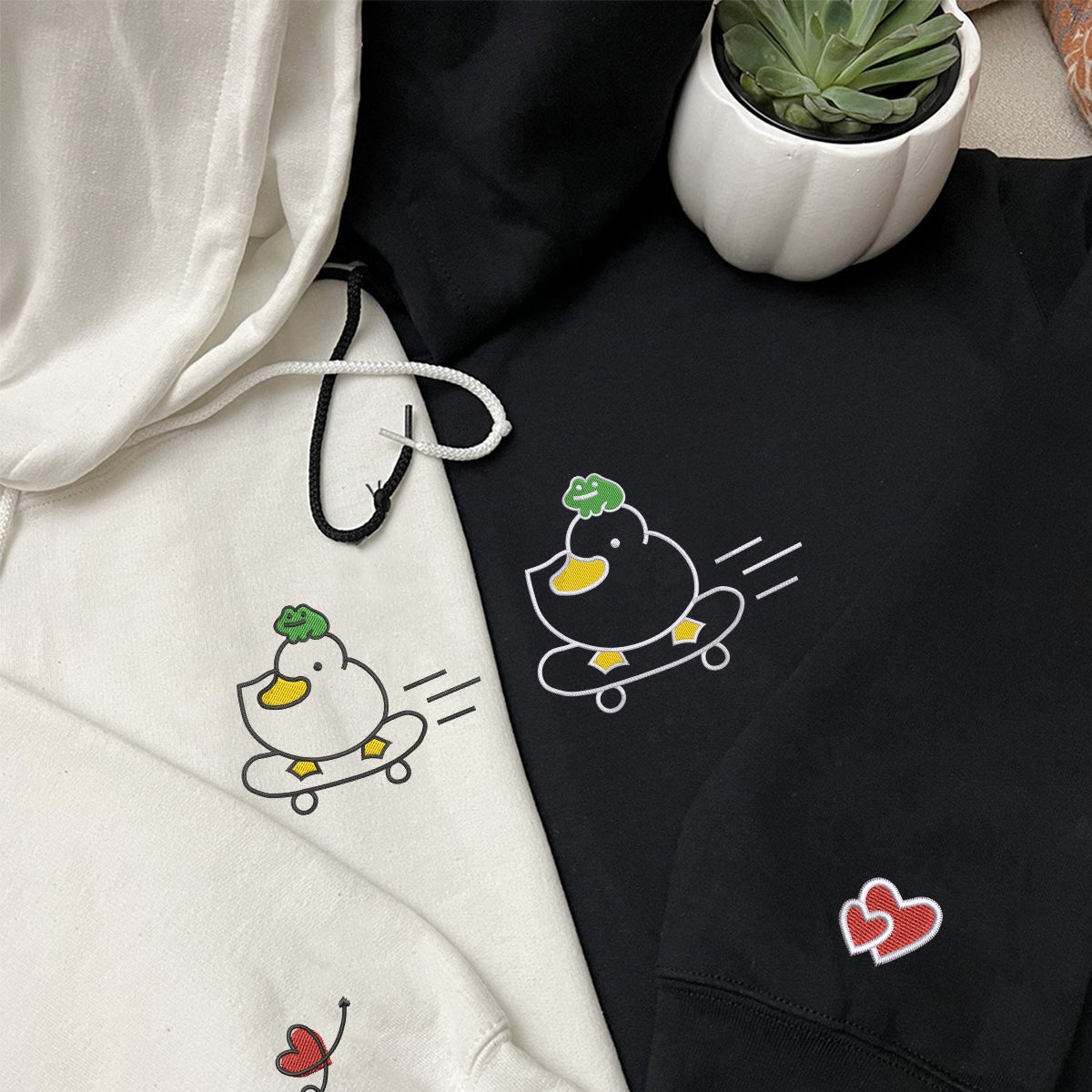 Individuell bestickte Kapuzenpullover mit Ente und Frosch für Paare
