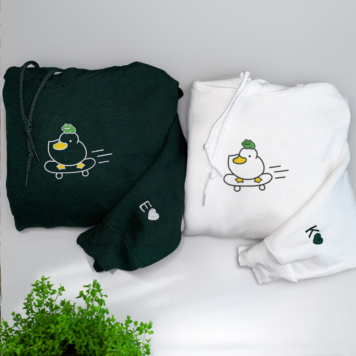 Individuell bestickte Kapuzenpullover mit Ente und Frosch für Paare