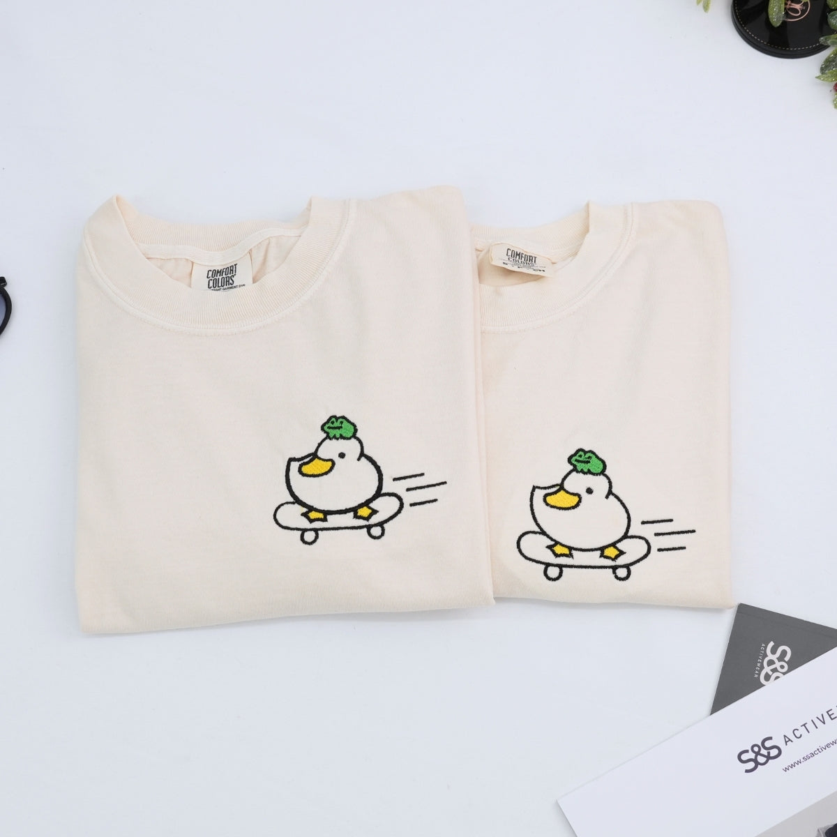 Individuell bestickte T-Shirts mit Ente und Frosch für Paare