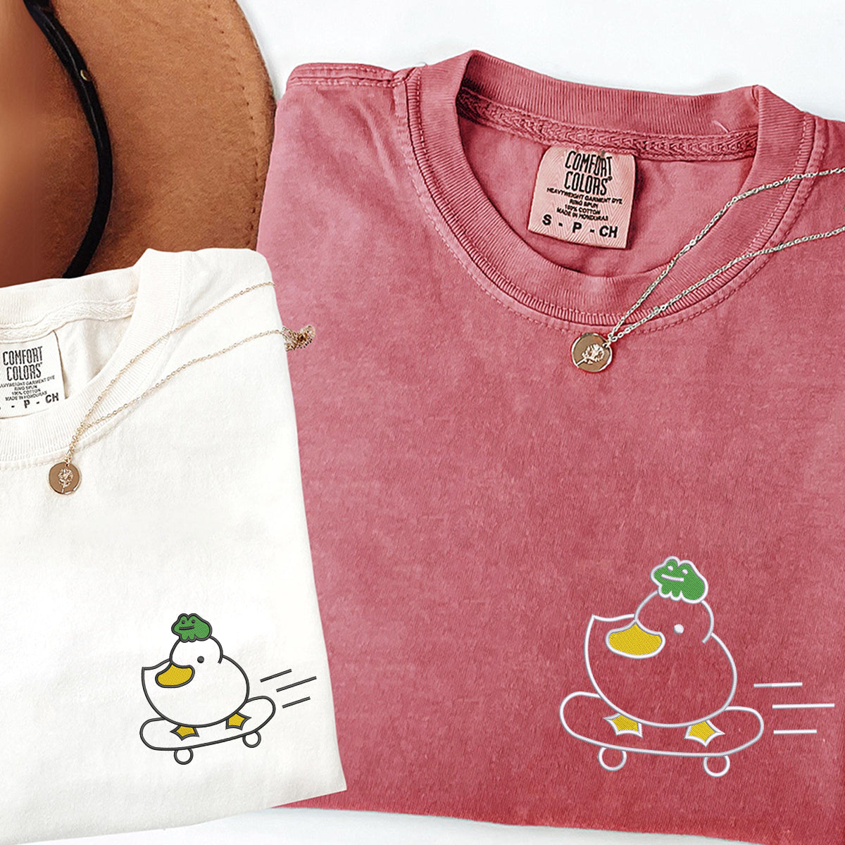 Individuell bestickte T-Shirts mit Ente und Frosch für Paare