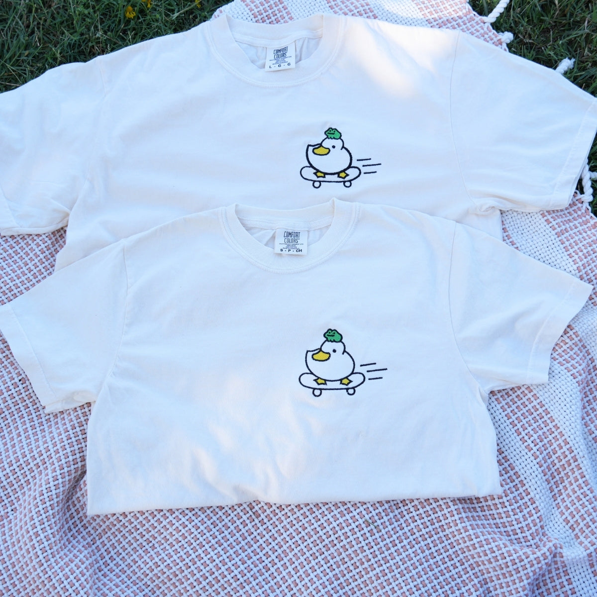 Individuell bestickte T-Shirts mit Ente und Frosch für Paare