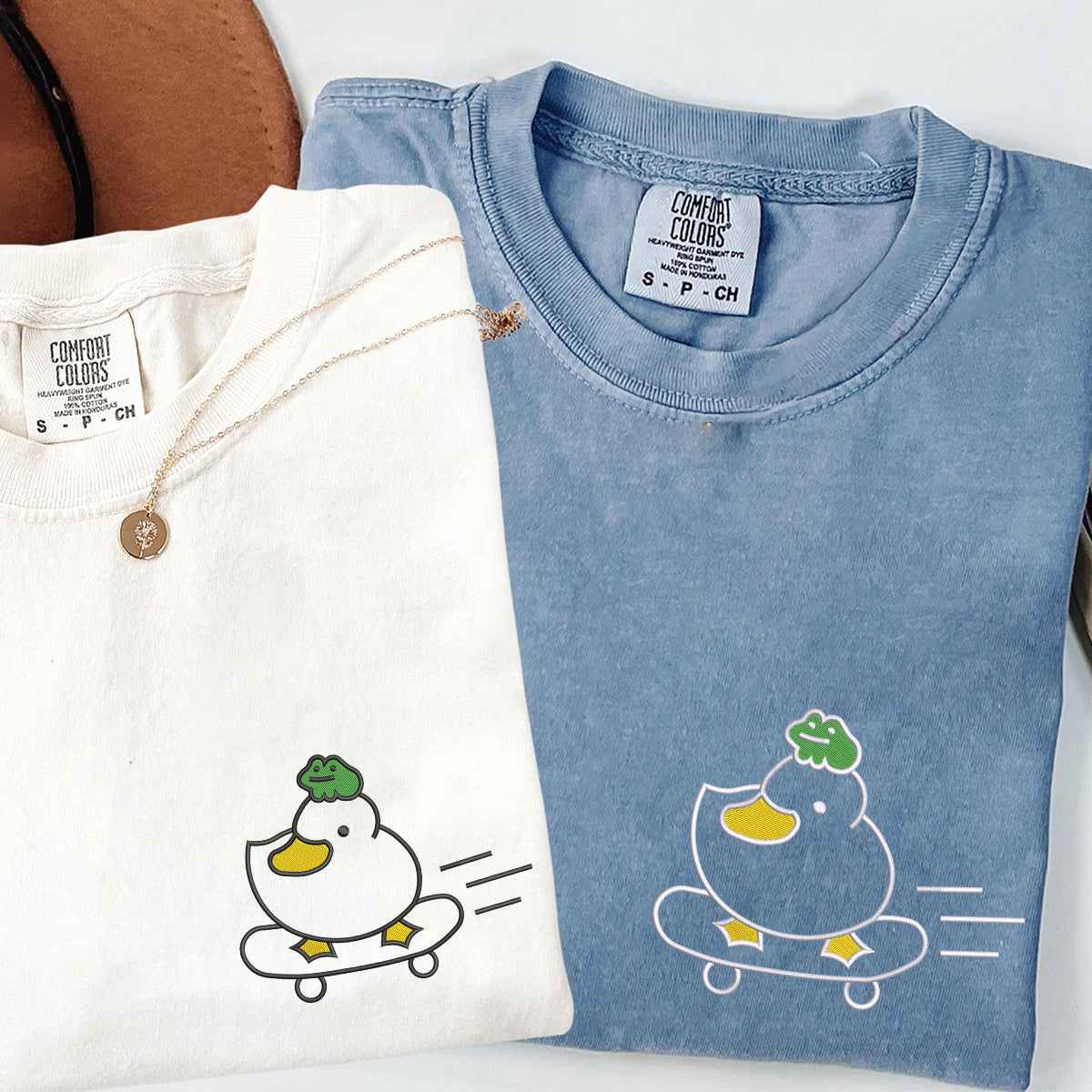 Individuell bestickte T-Shirts mit Ente und Frosch für Paare