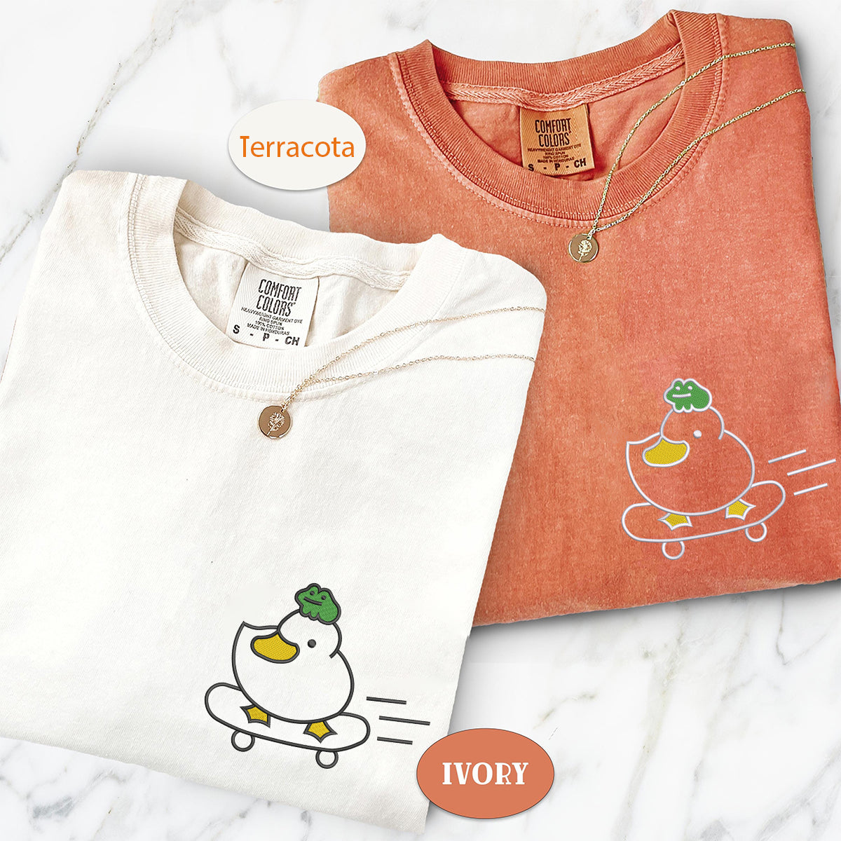 Individuell bestickte T-Shirts mit Ente und Frosch für Paare
