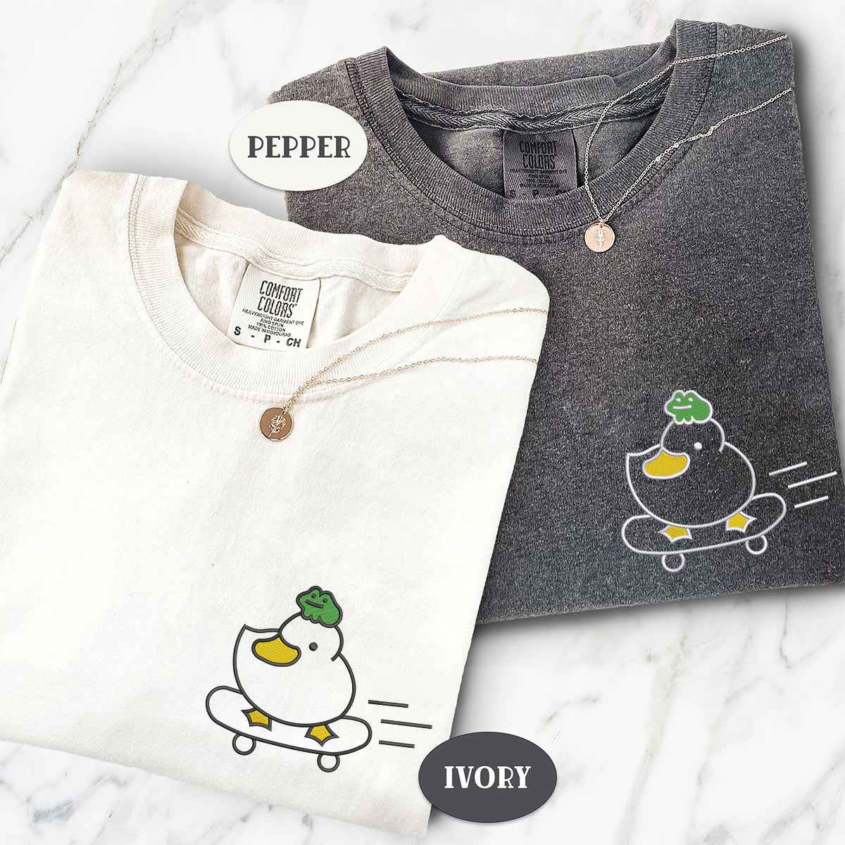 Individuell bestickte T-Shirts mit Ente und Frosch für Paare