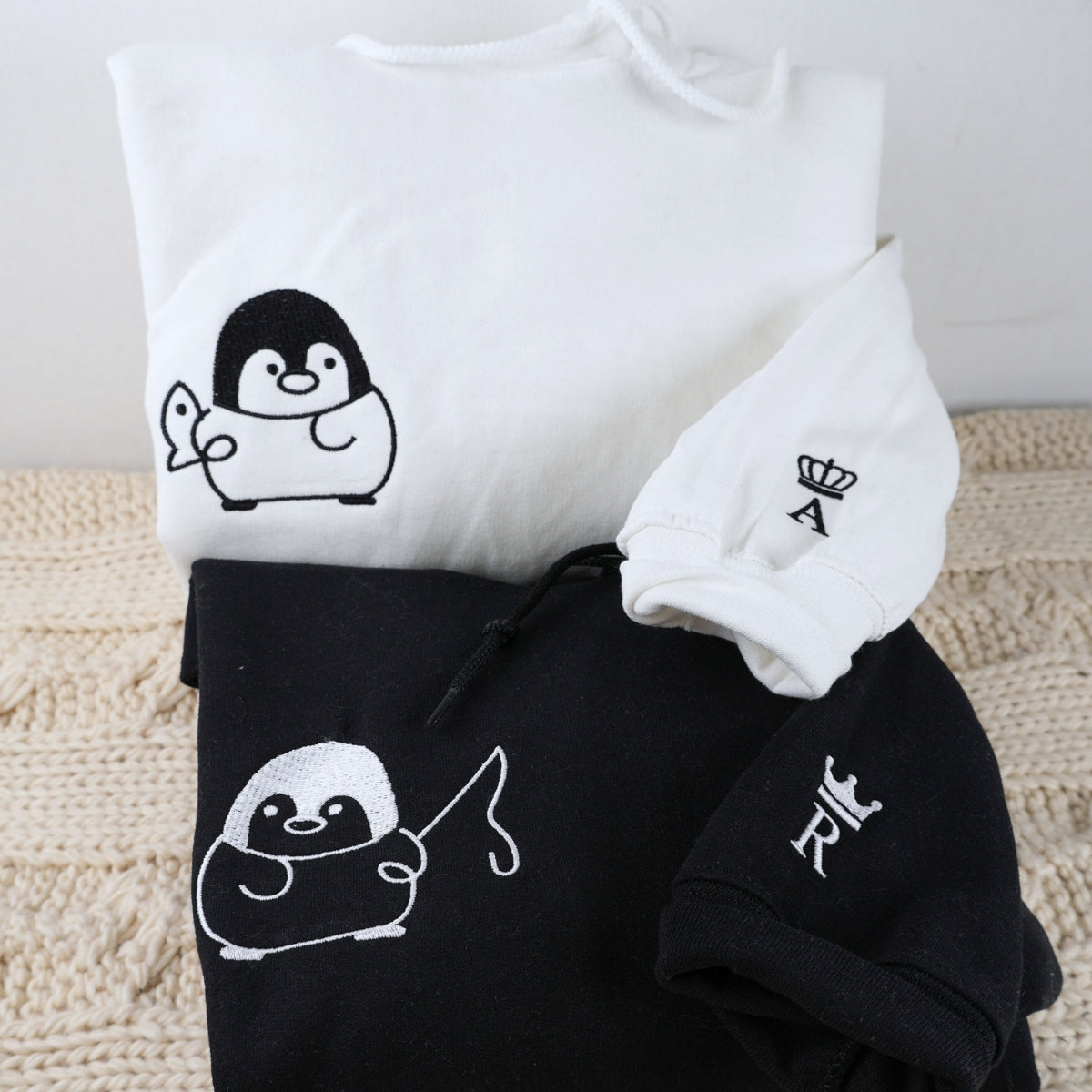 Sweats à capuche assortis brodés personnalisés avec motif pingouin pêcheur pour couples