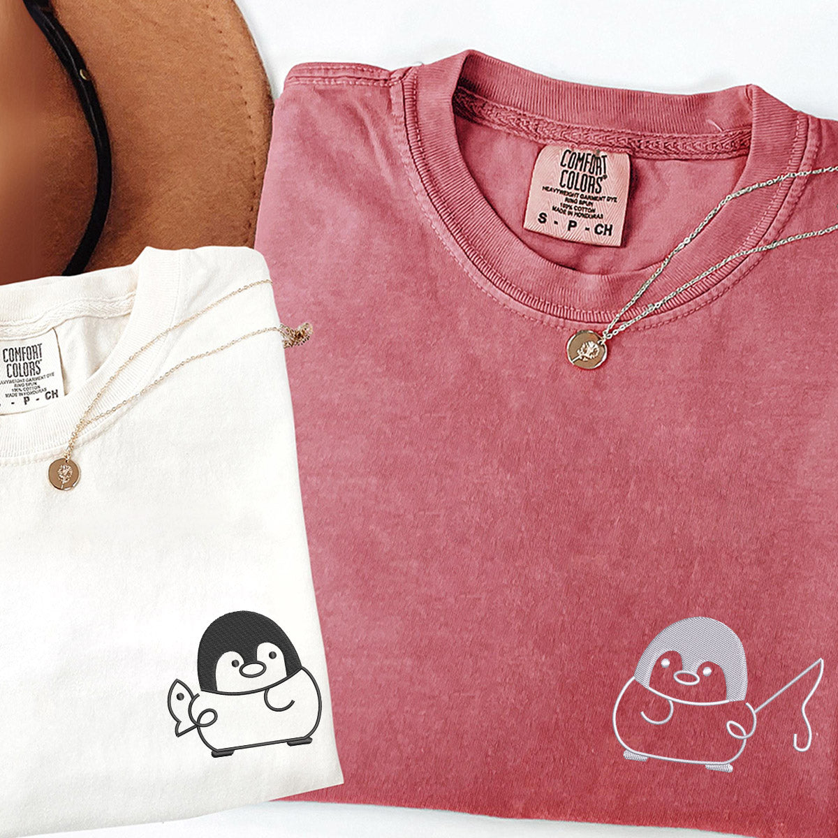 T-shirts assortis brodés personnalisés avec motif pingouin pêcheur pour couples