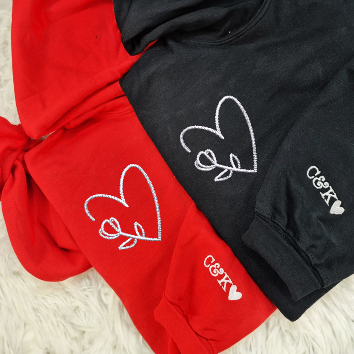 Individuell bestickte Blumenherz-Kapuzenpullover für Paare