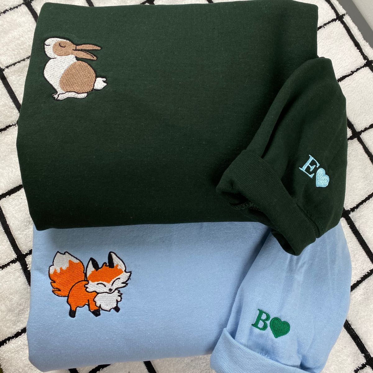 Individuell bestickte Fuchs- und Kaninchen-Kapuzenpullover für Paare
