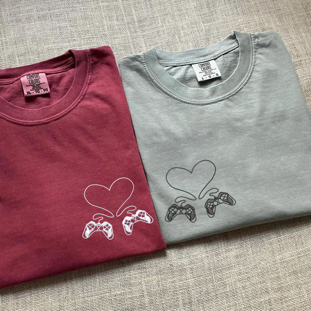 T-shirts assortis personnalisés avec manette de jeu brodée pour couples