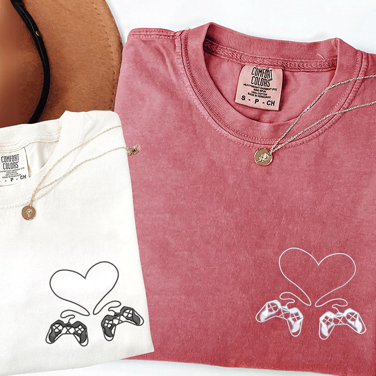 T-shirts assortis personnalisés avec manette de jeu brodée pour couples