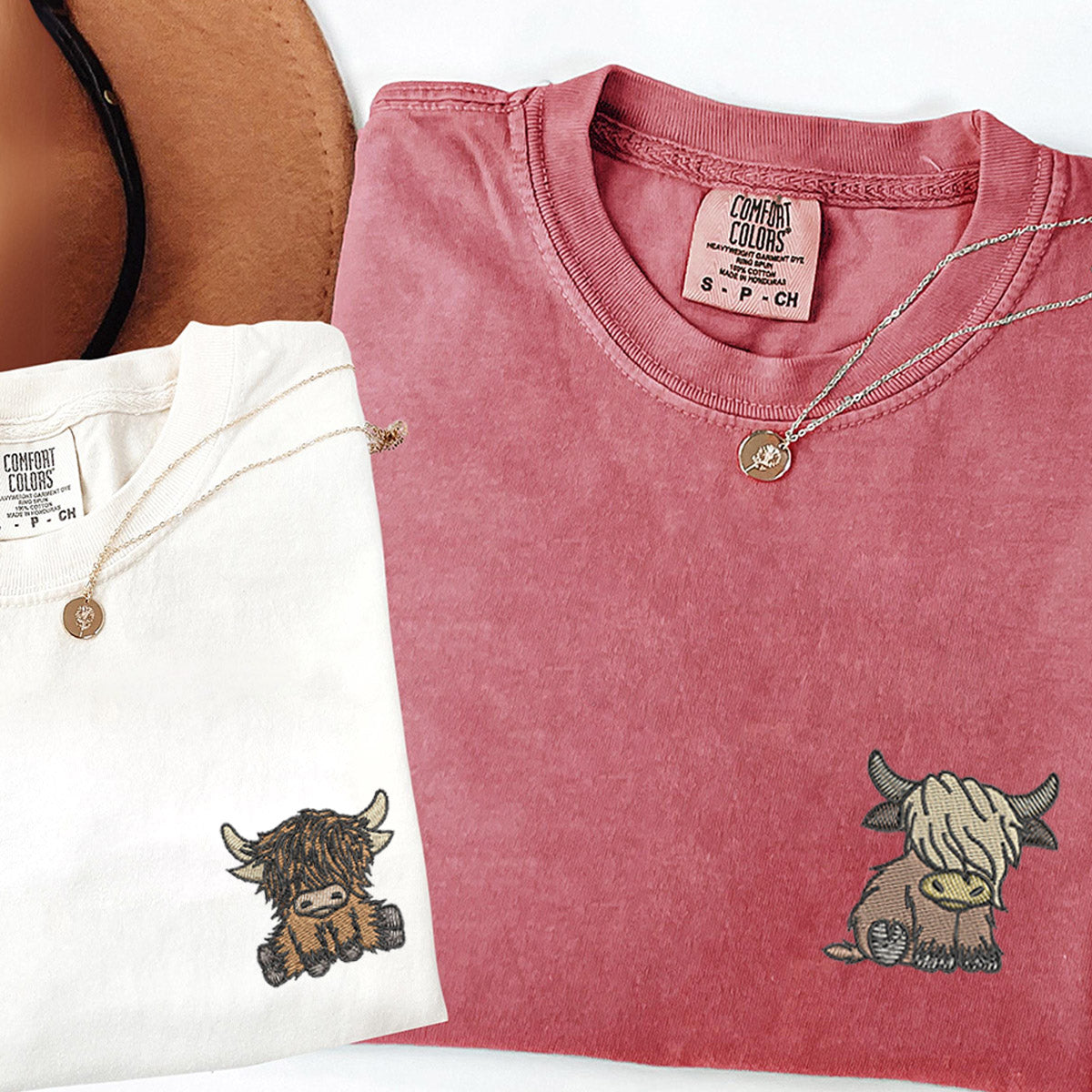 T-shirts assortis personnalisés brodés avec motif vache des Highlands pour couples