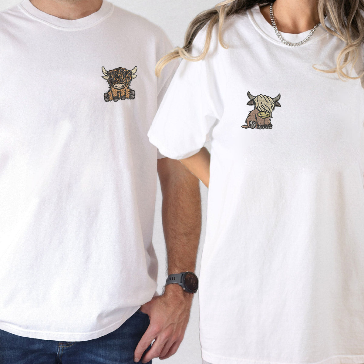 T-shirts assortis personnalisés brodés avec motif vache des Highlands pour couples