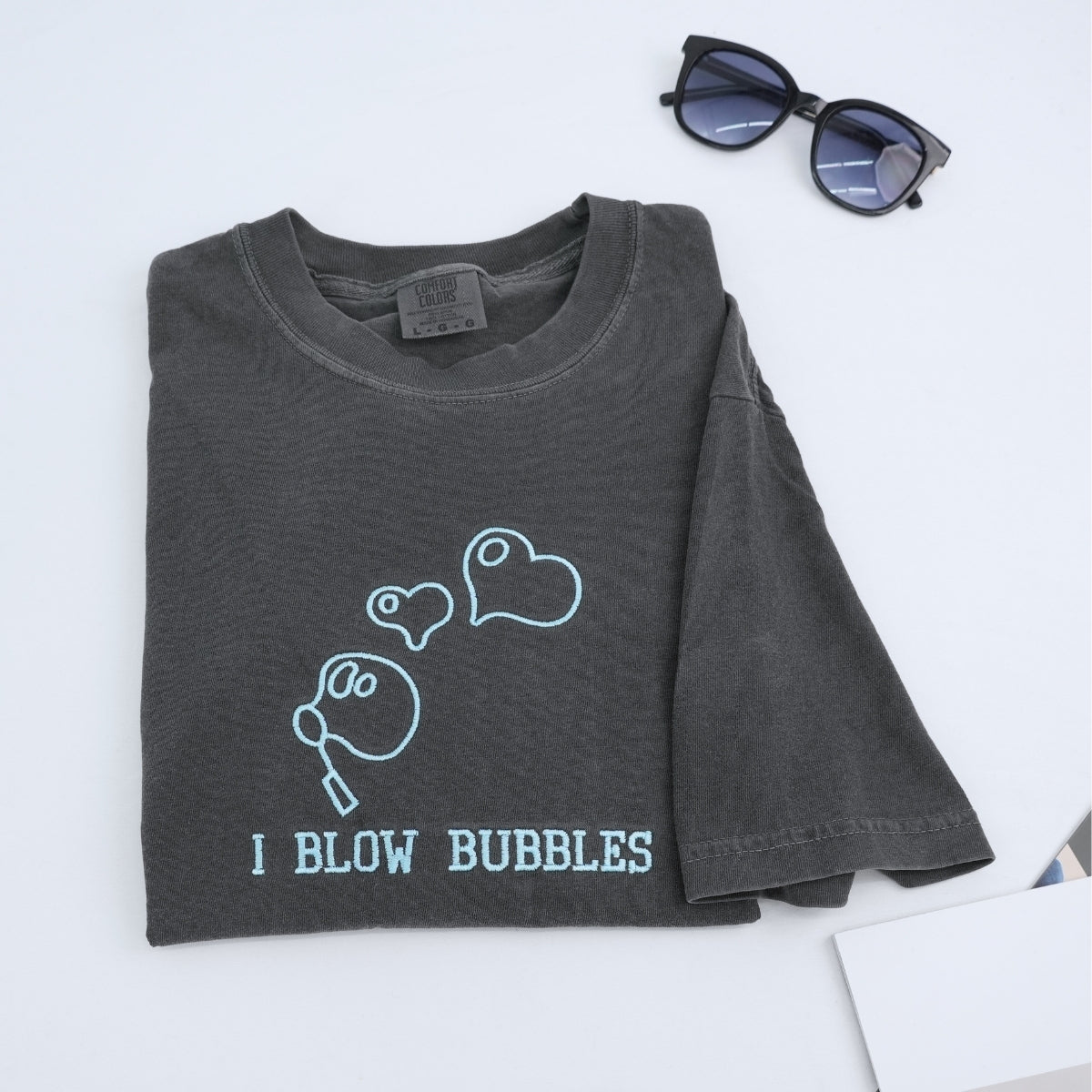 Individuell bestickte „I Blow Bubbles“-T-Shirts für Paare