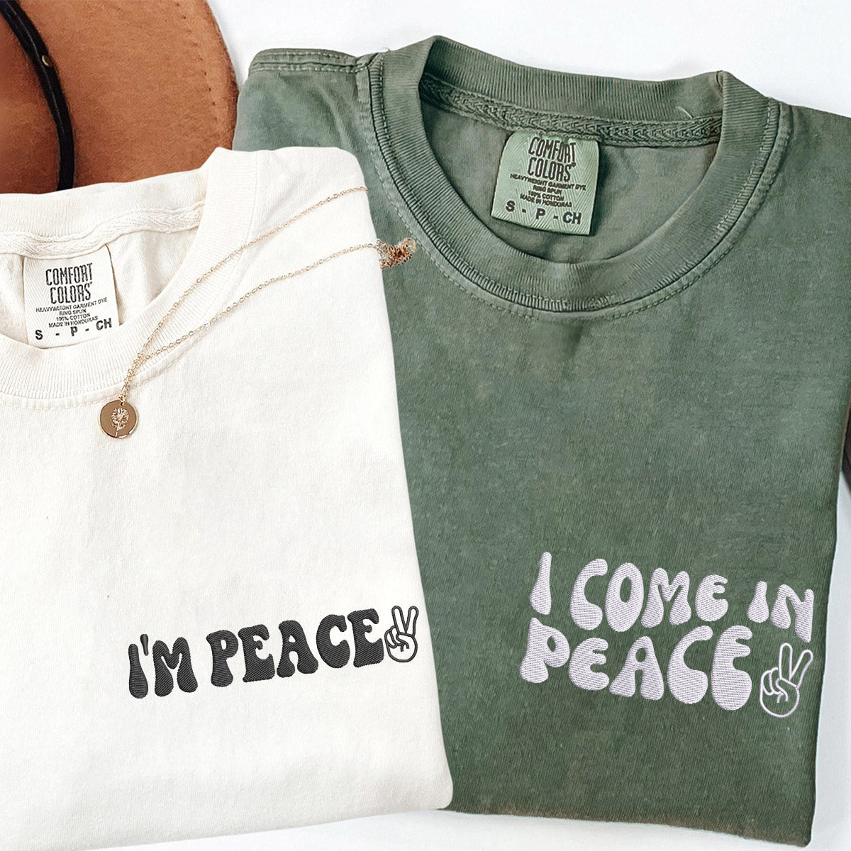Individuell bestickte „I Come In Peace“-T-Shirts für Paare