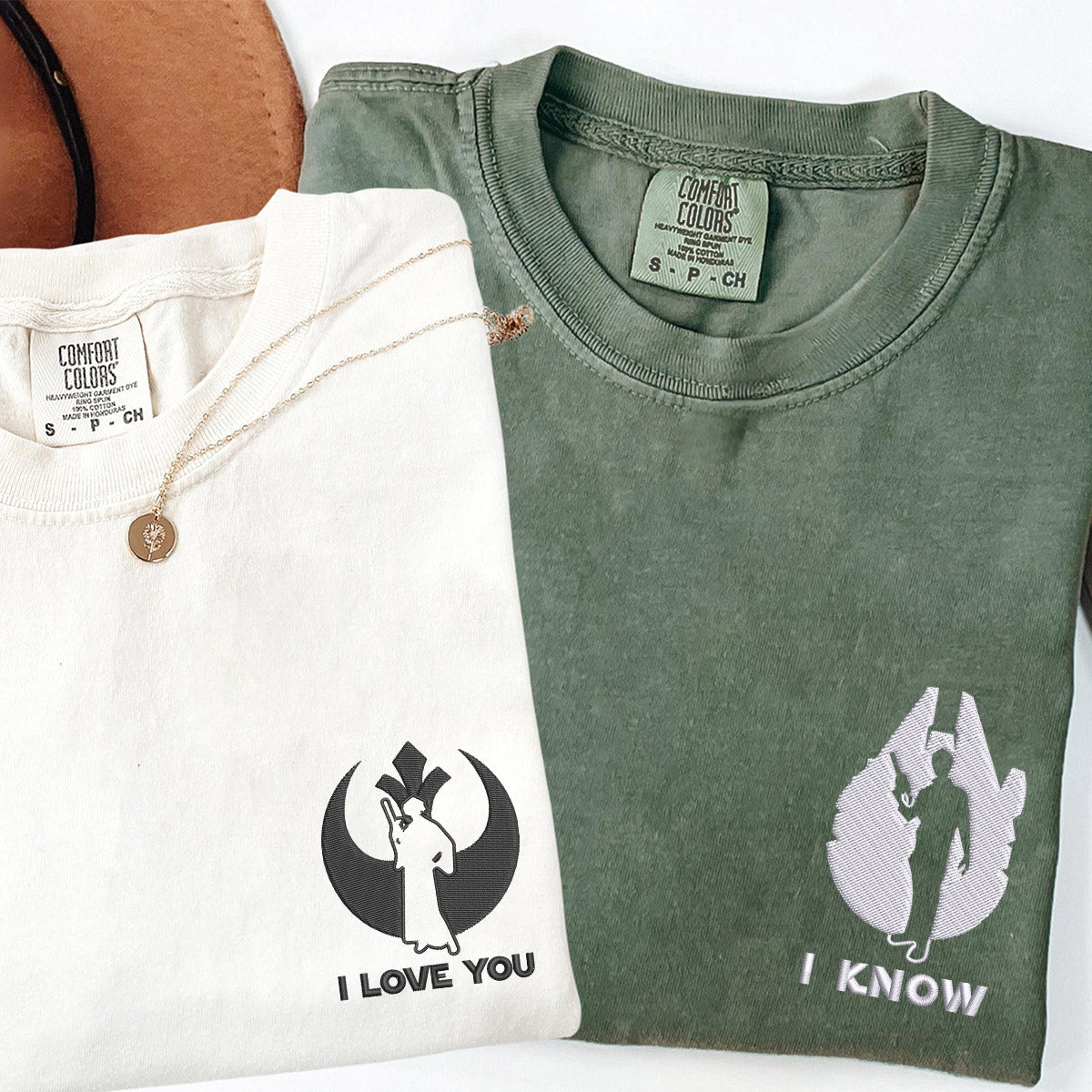 Individuell bestickte „I Love You And I Know“-T-Shirts für Paare