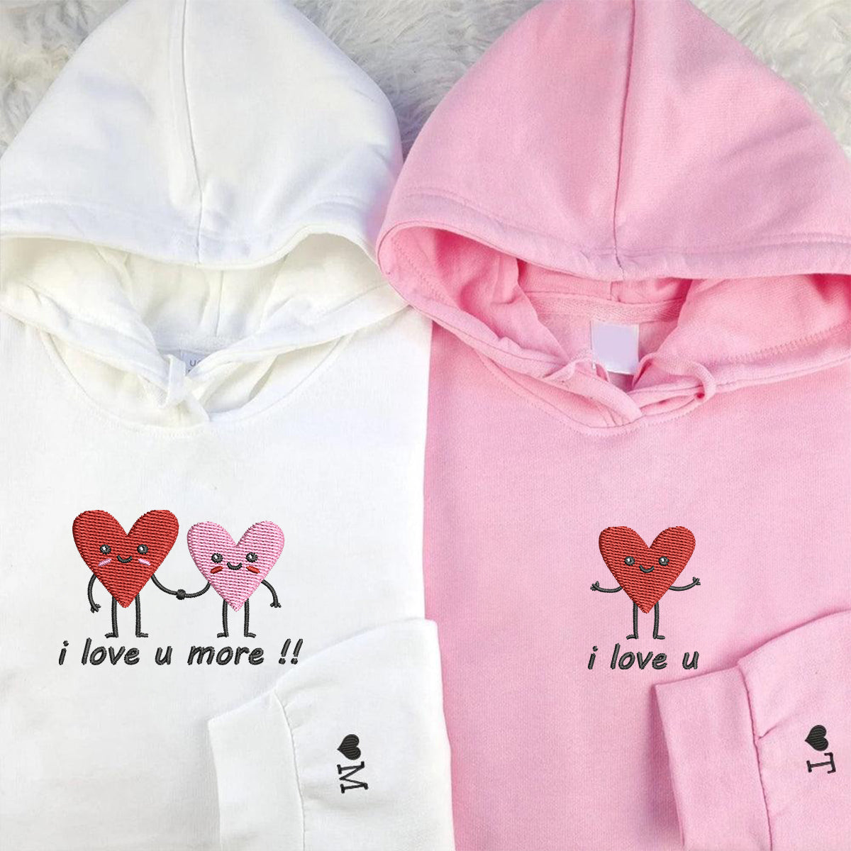 Individuell bestickte „I Love You More“-Kapuzenpullover für Paare