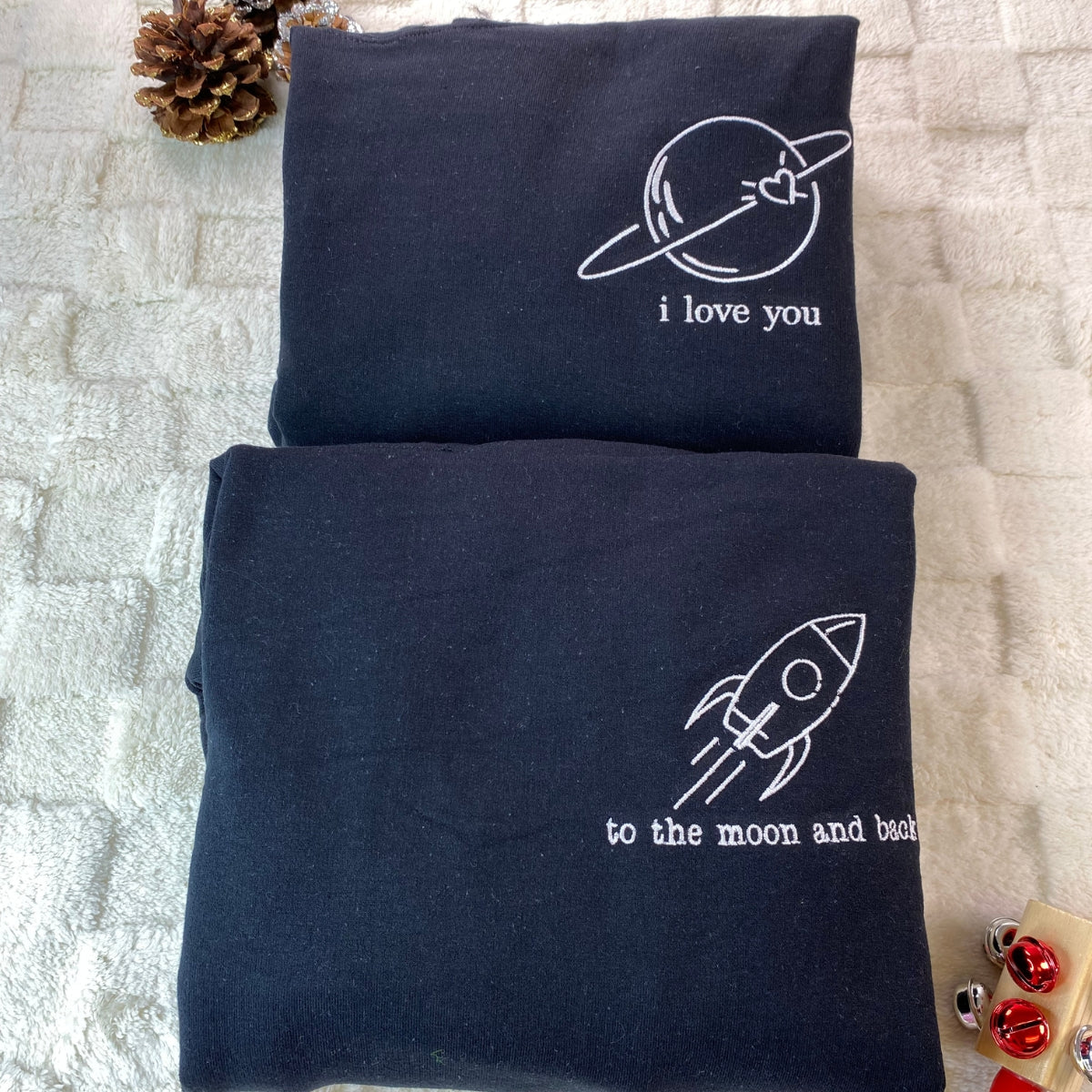 Individuell bestickte „I Love You To The Moon And Back“-Kapuzenpullover für Paare