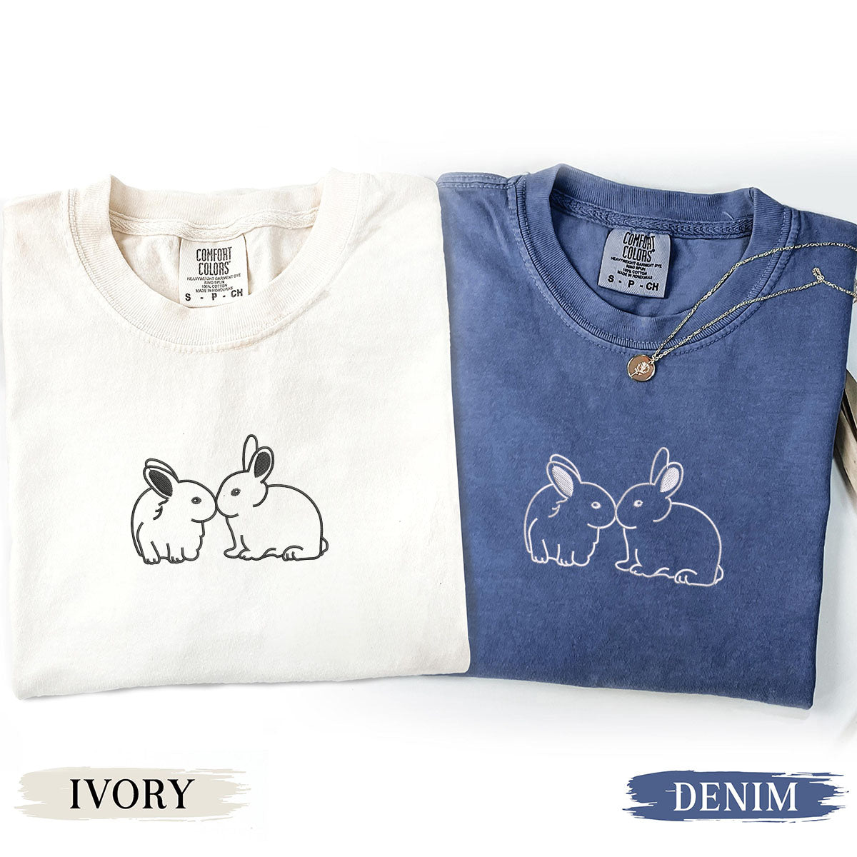 Individuell bestickte T-Shirts mit küssendem Hasenmotiv für Paare