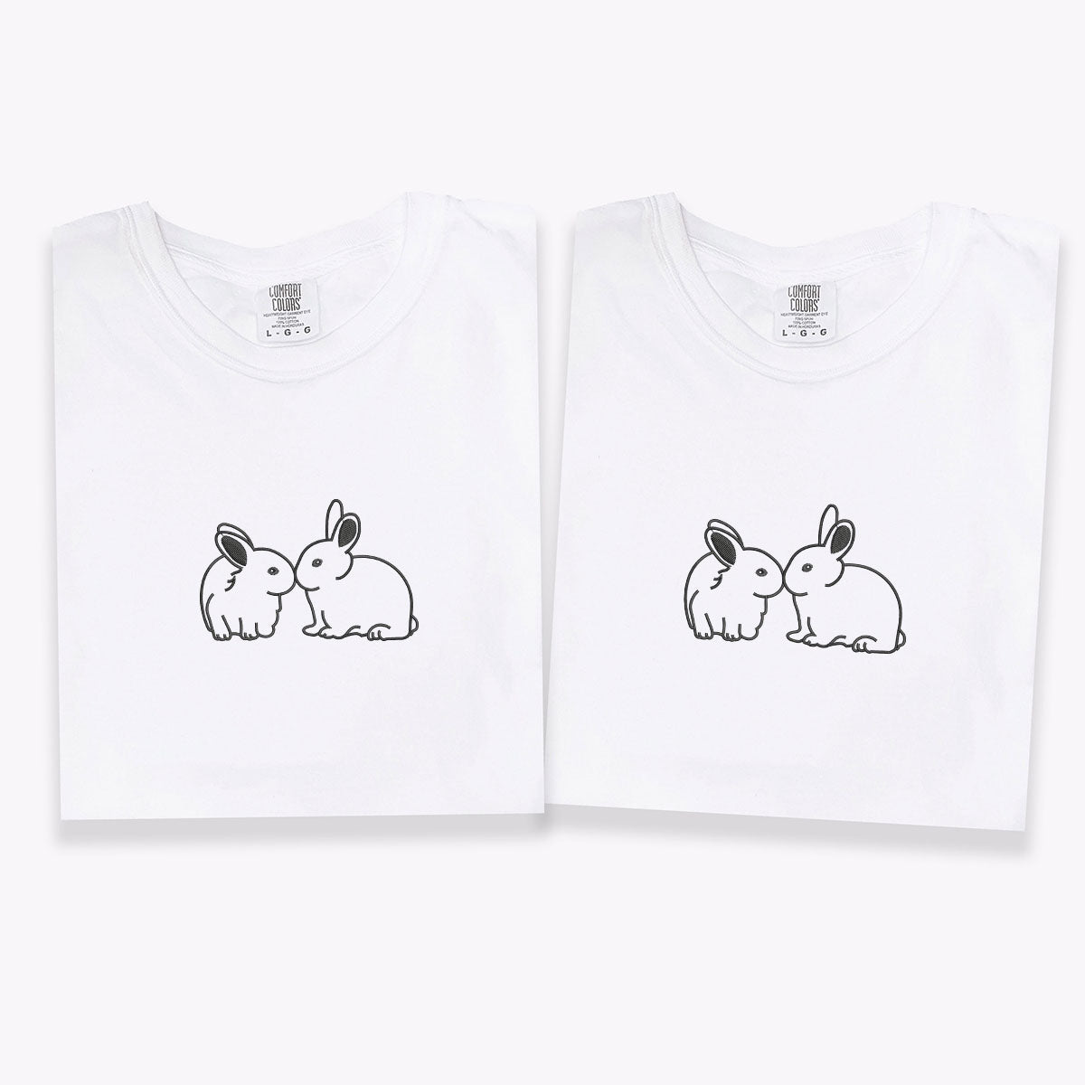 Individuell bestickte T-Shirts mit küssendem Hasenmotiv für Paare