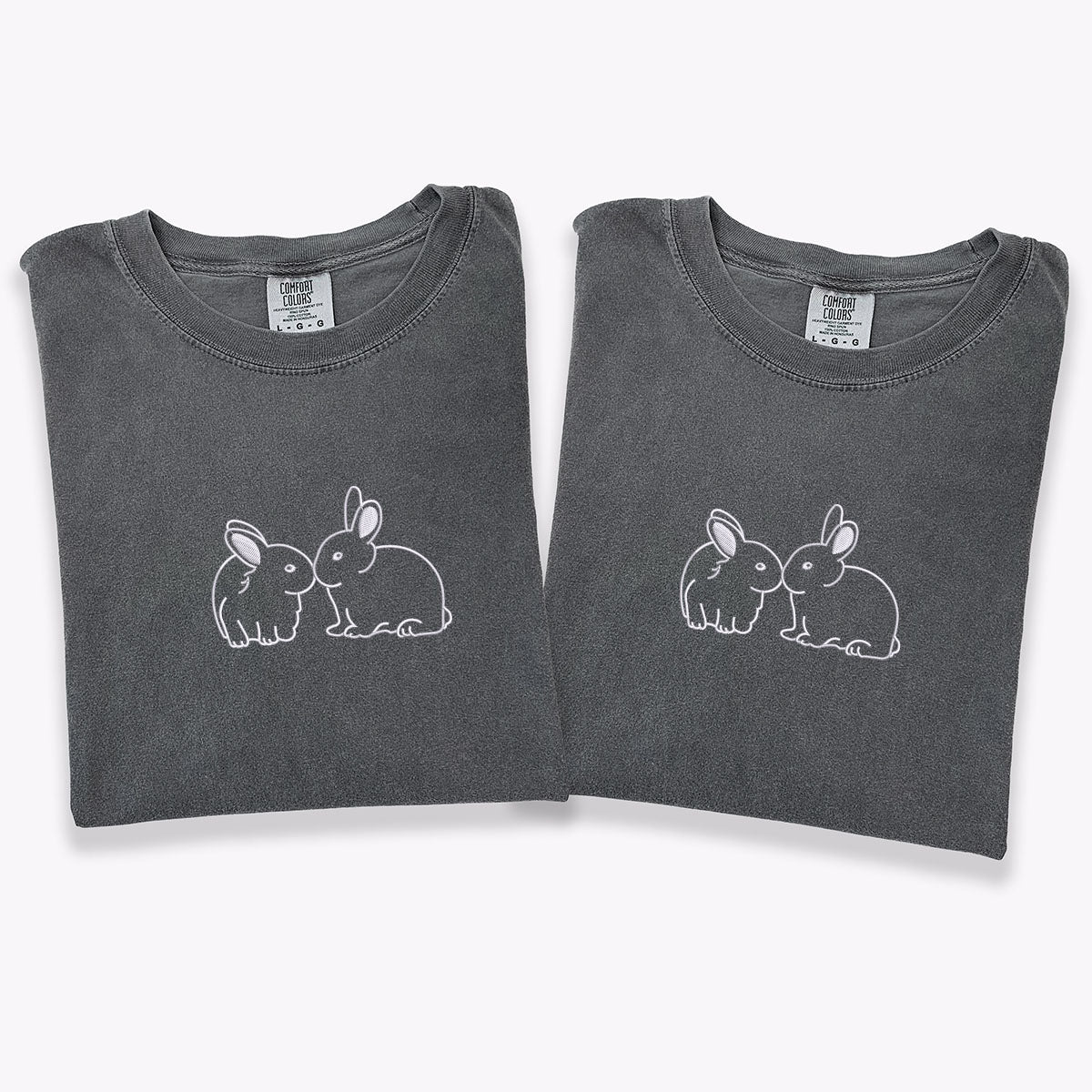 Individuell bestickte T-Shirts mit küssendem Hasenmotiv für Paare