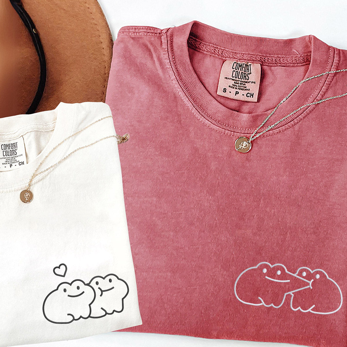 Individuell bestickte T-Shirts mit küssendem Frosch für Paare