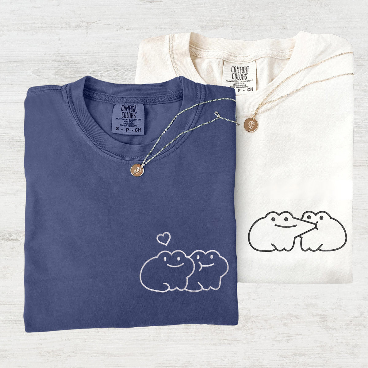 Individuell bestickte T-Shirts mit küssendem Frosch für Paare