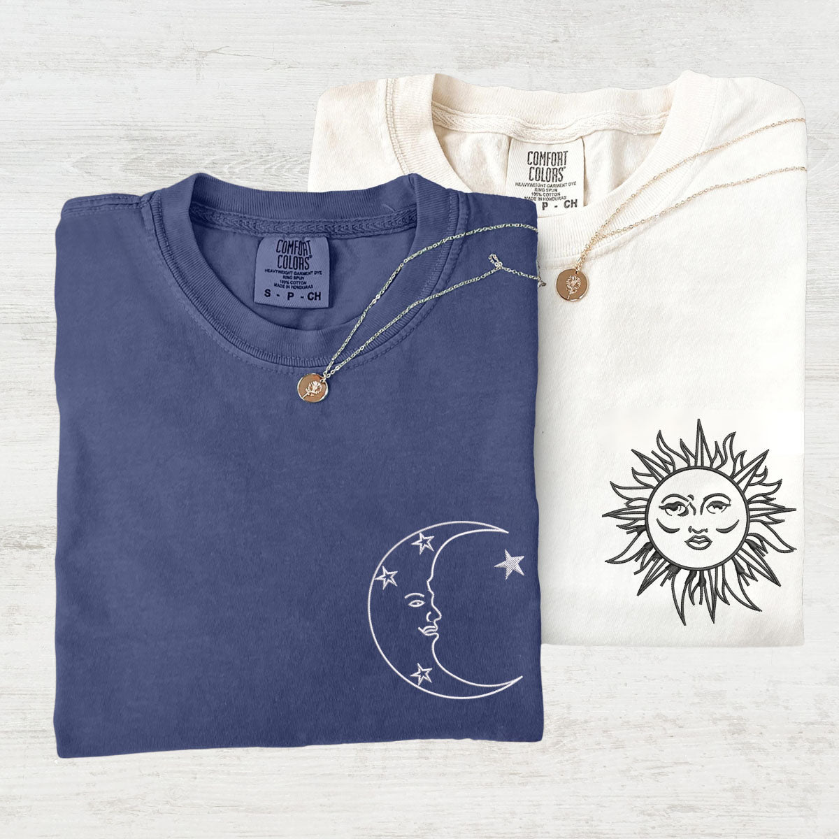 Individuell bestickte T-Shirts mit Mond und Sonne für Paare