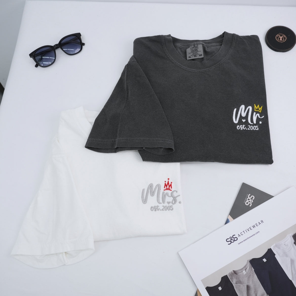 T-shirts assortis brodés personnalisés Mr &amp;amp; Mrs V2 pour couples