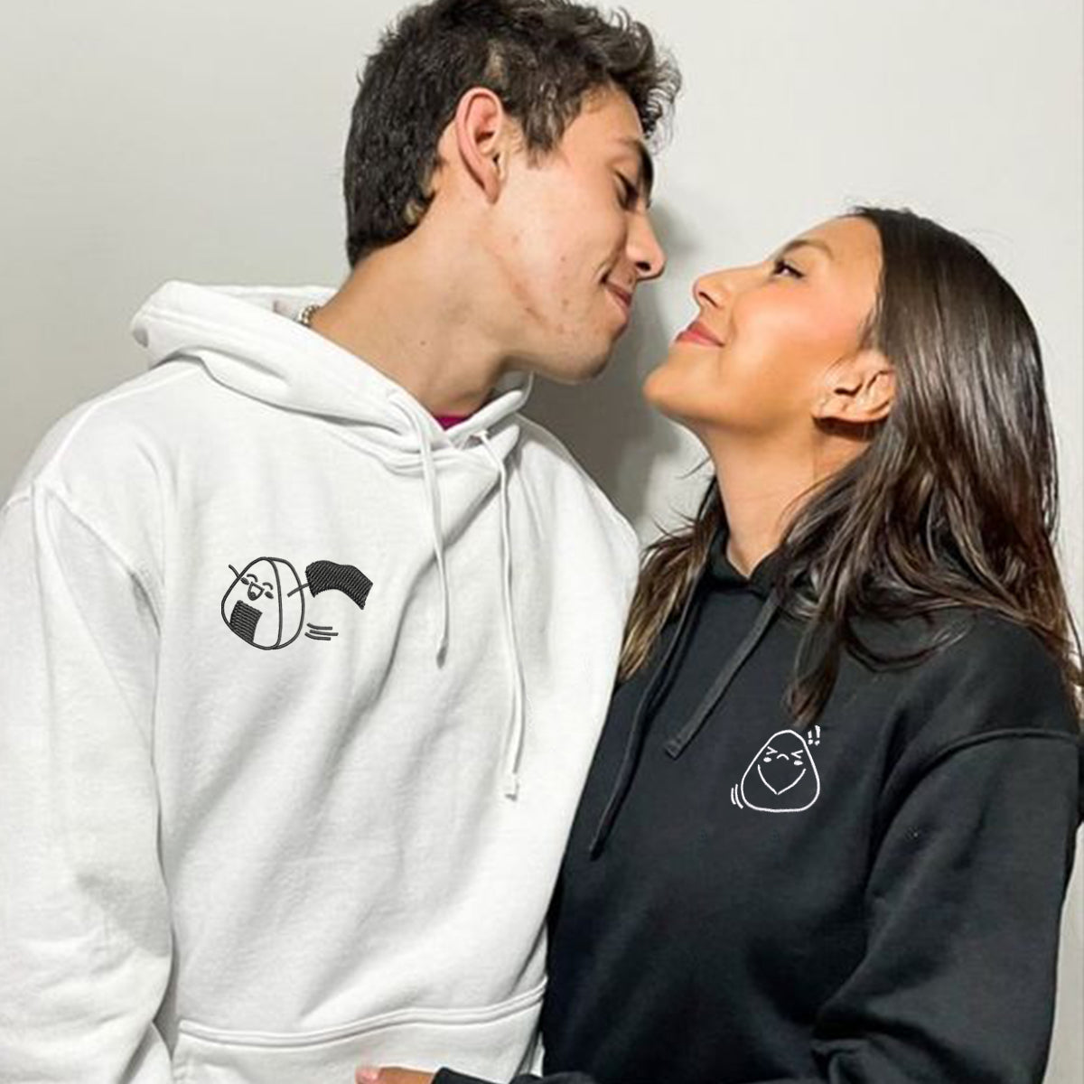 Individuell bestickte Onigiri-Kapuzenpullover für Paare