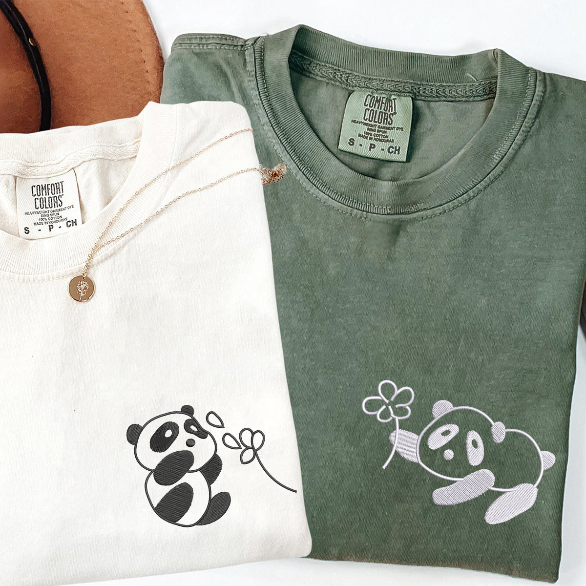 T-shirts assortis personnalisés avec panda brodé et fleurs pour couples