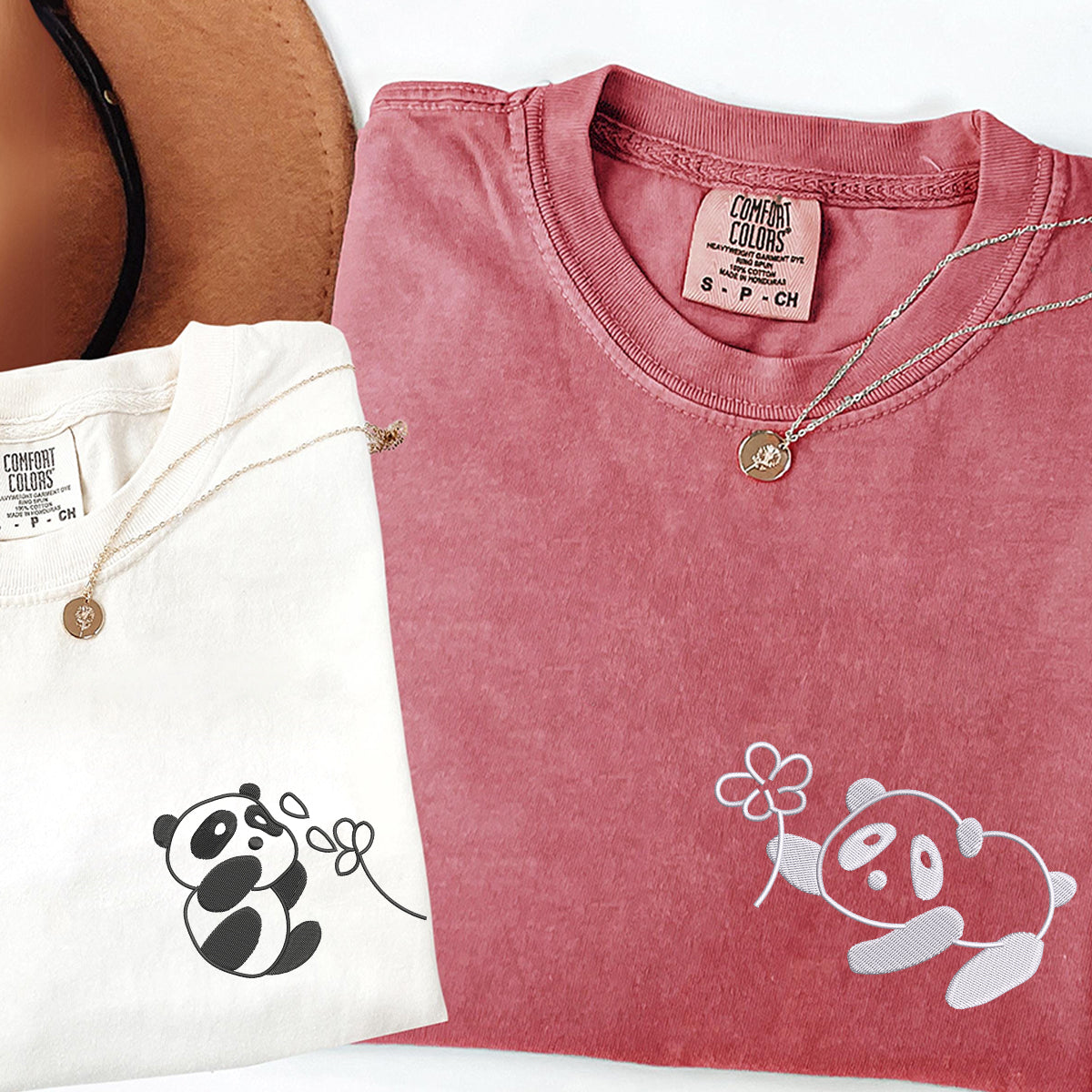 T-shirts assortis personnalisés avec panda brodé et fleurs pour couples