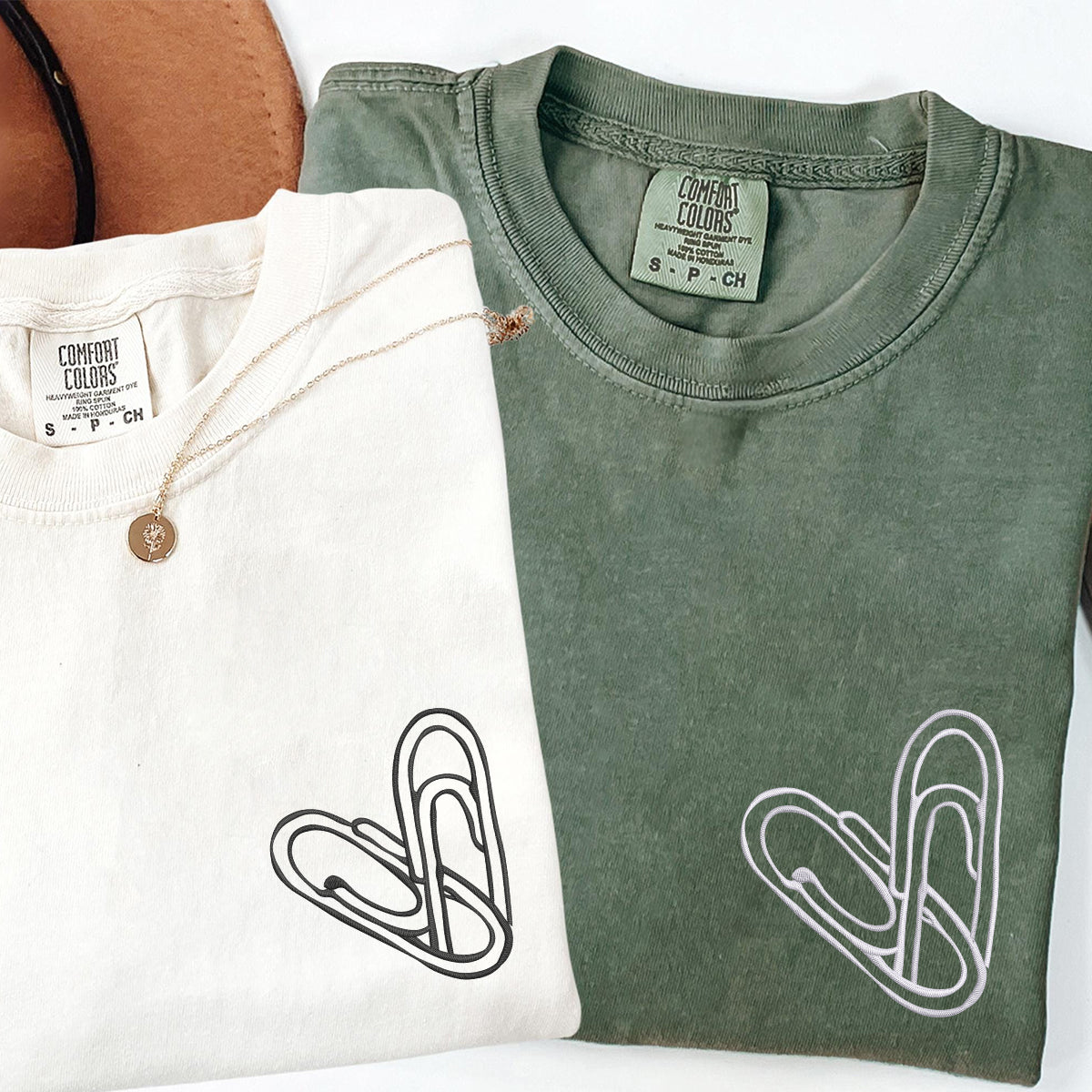 T-shirts personnalisés assortis avec cœur en forme de trombone brodé pour couples
