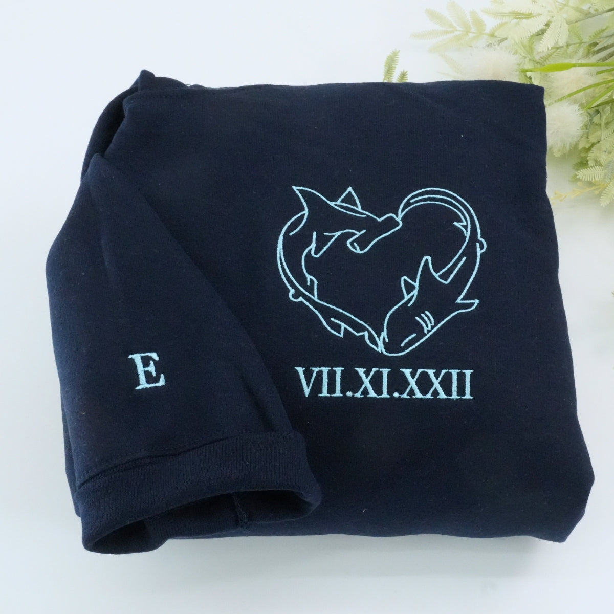Sweats à capuche assortis personnalisés avec motif requin et chiffres romains pour couples