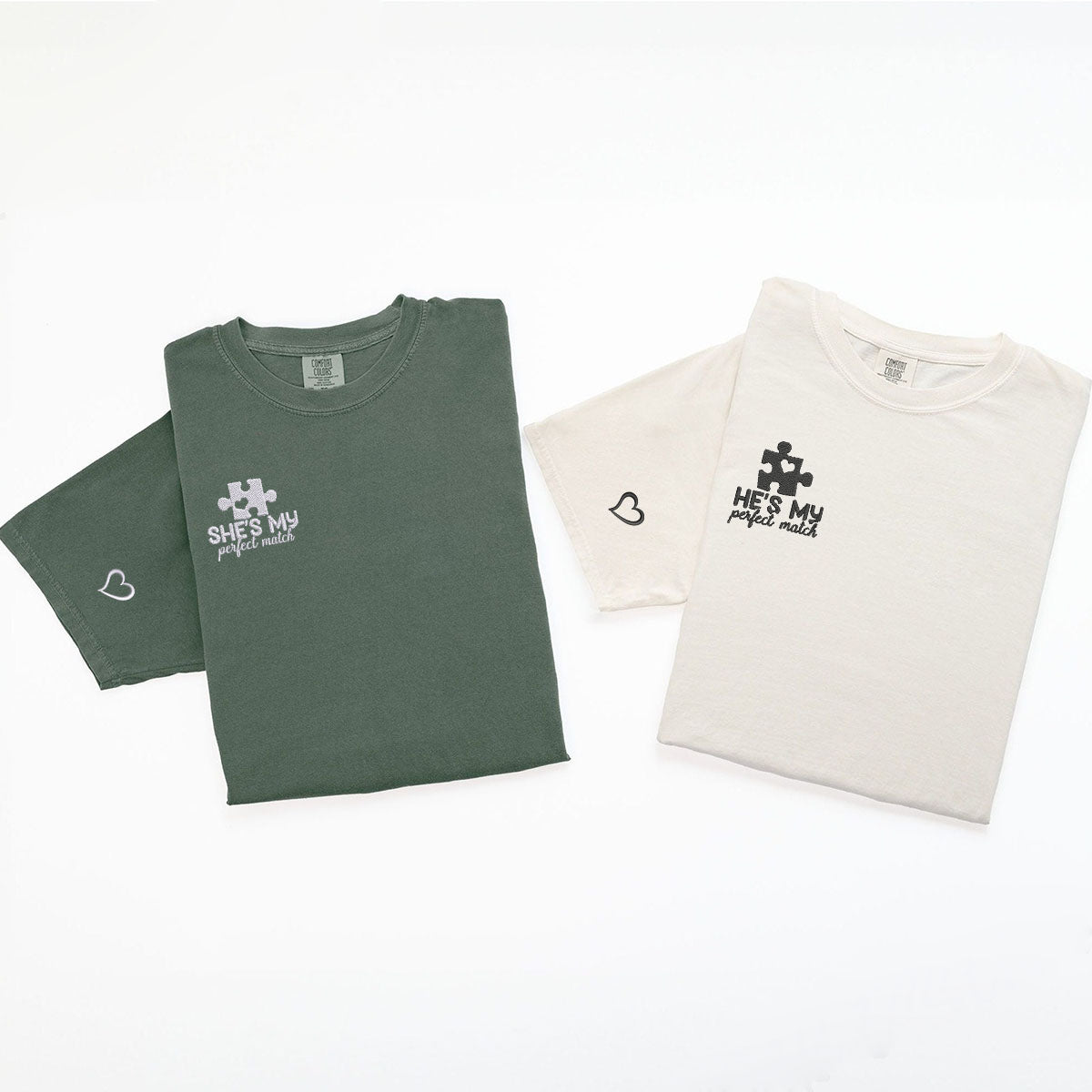 Individuell bestickte „She's My Perfect Match“-T-Shirts für Paare