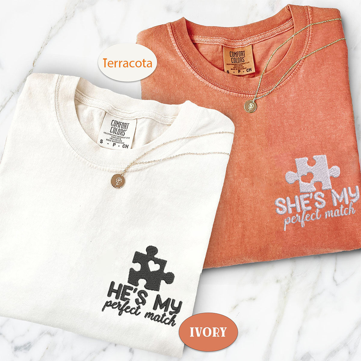 Individuell bestickte „She's My Perfect Match“-T-Shirts für Paare