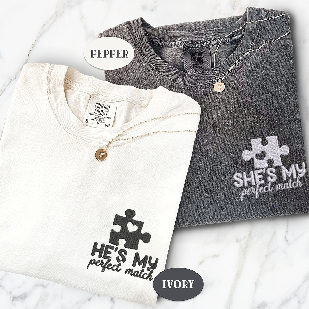 Individuell bestickte „She's My Perfect Match“-T-Shirts für Paare