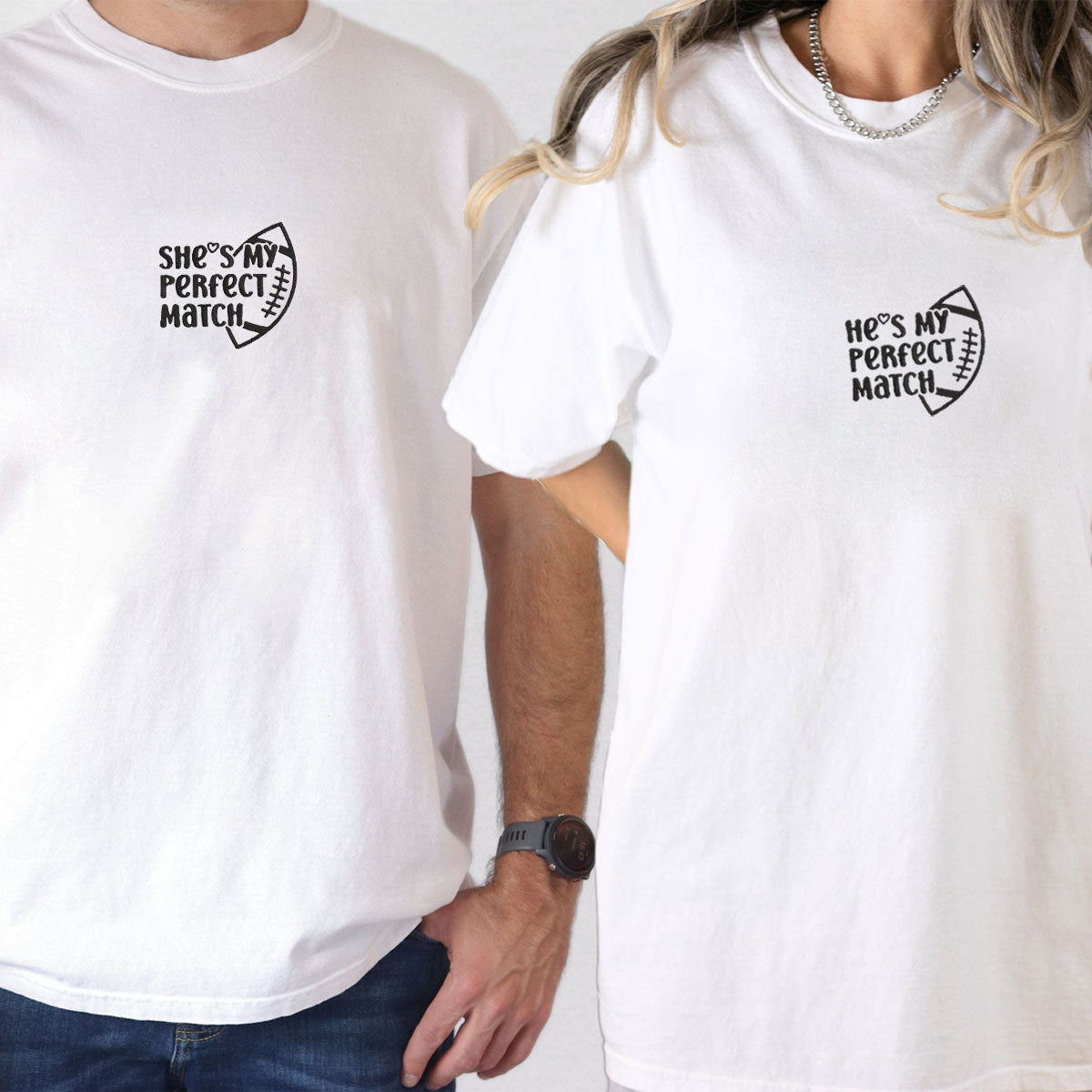 Individuell bestickte „She's My Perfect Match“-T-Shirts für Paare
